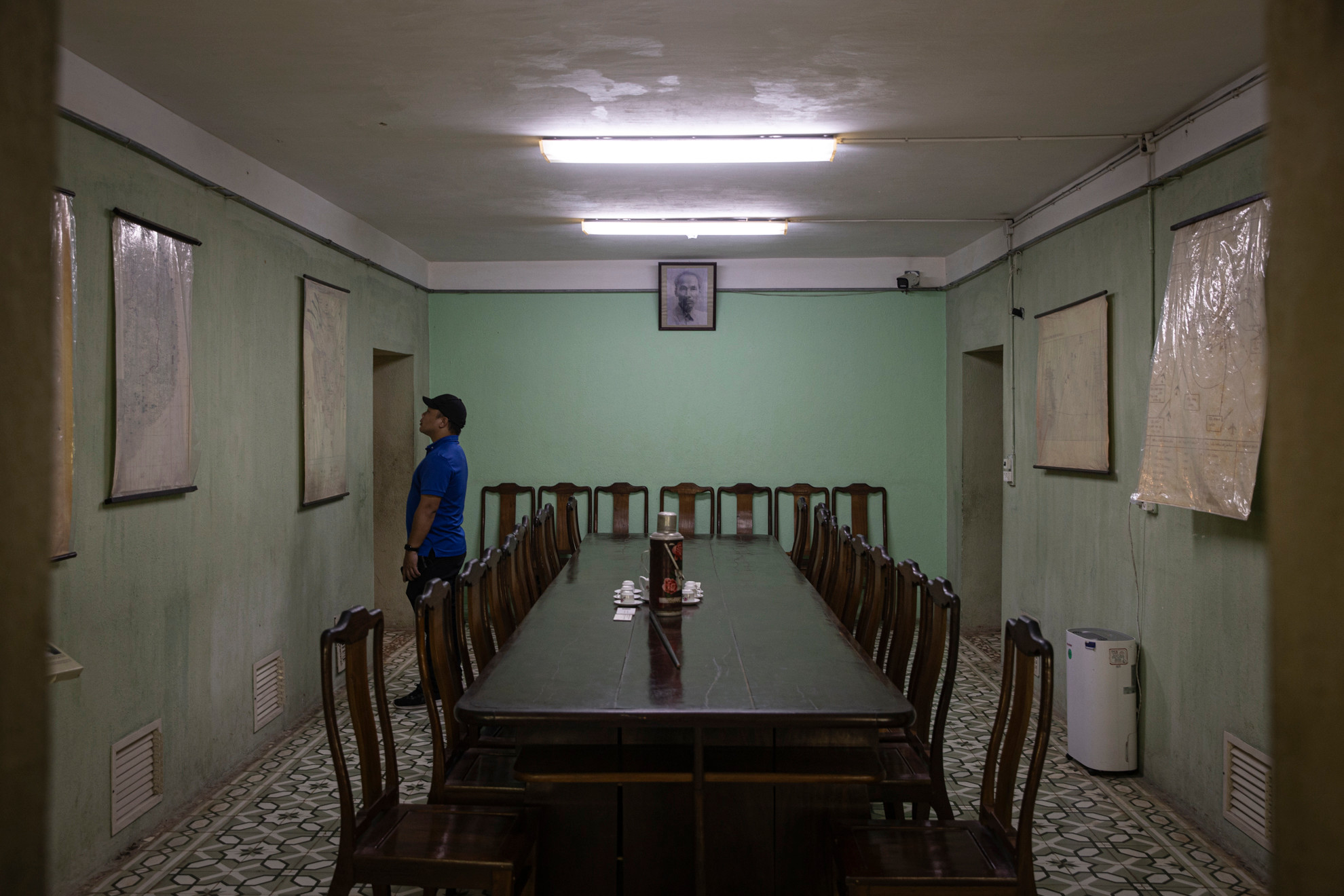 Phòng họp dưới hầm D67 có hình chữ nhật toàn khối, dài 9,150m; rộng 3,88m; tường dày 0,47m bằng bê-tông cốt thép mác cao.