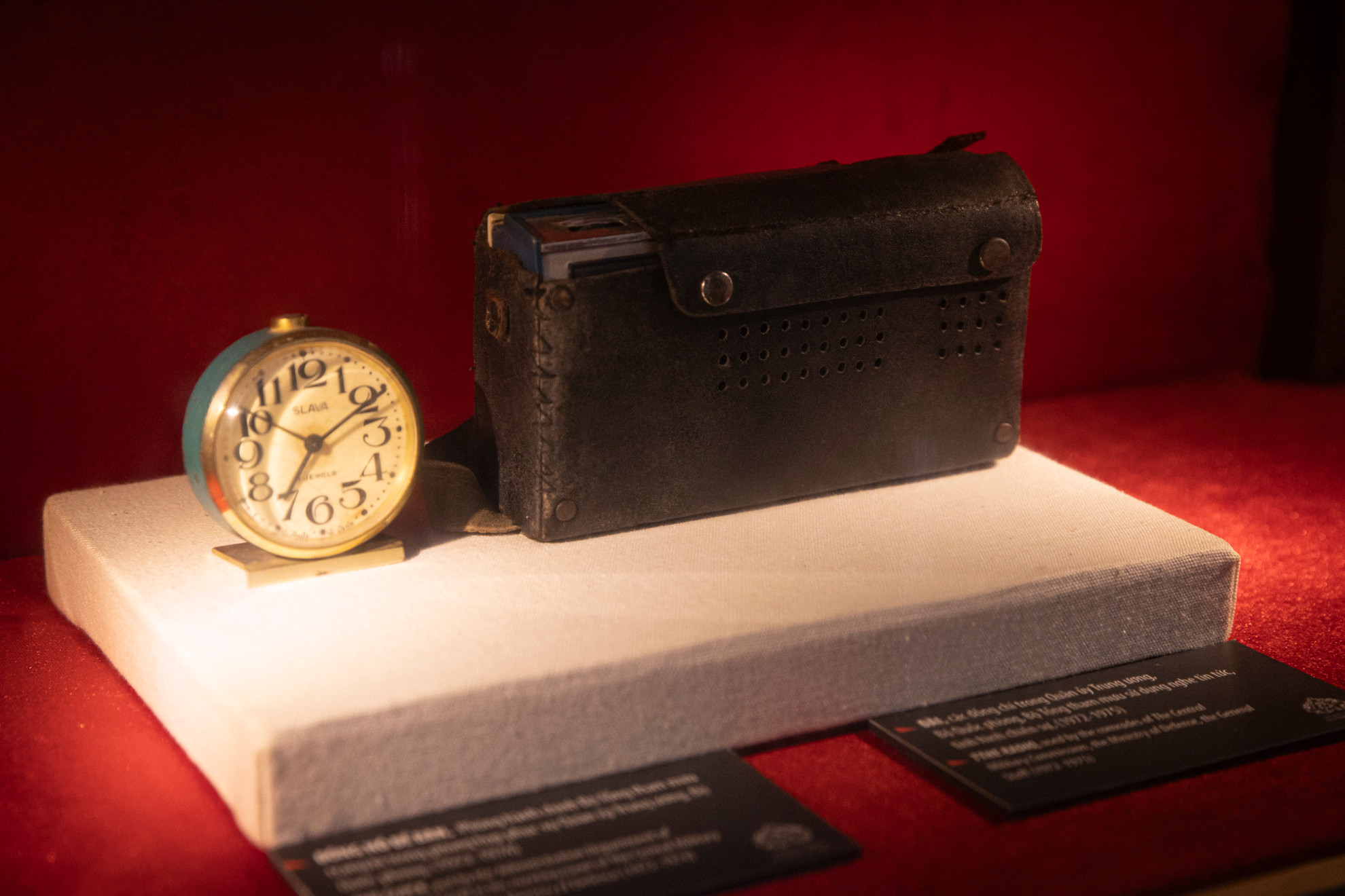 Đồng hồ và đài được các đồng chí trong Quân ủy Trung ương, Bộ Quốc phòng, Bộ Tổng tham mưu sử dụng nghe tin tức, tình hình chiến sự giai đoạn 1972-1975 được trưng bày tại nhà D67.