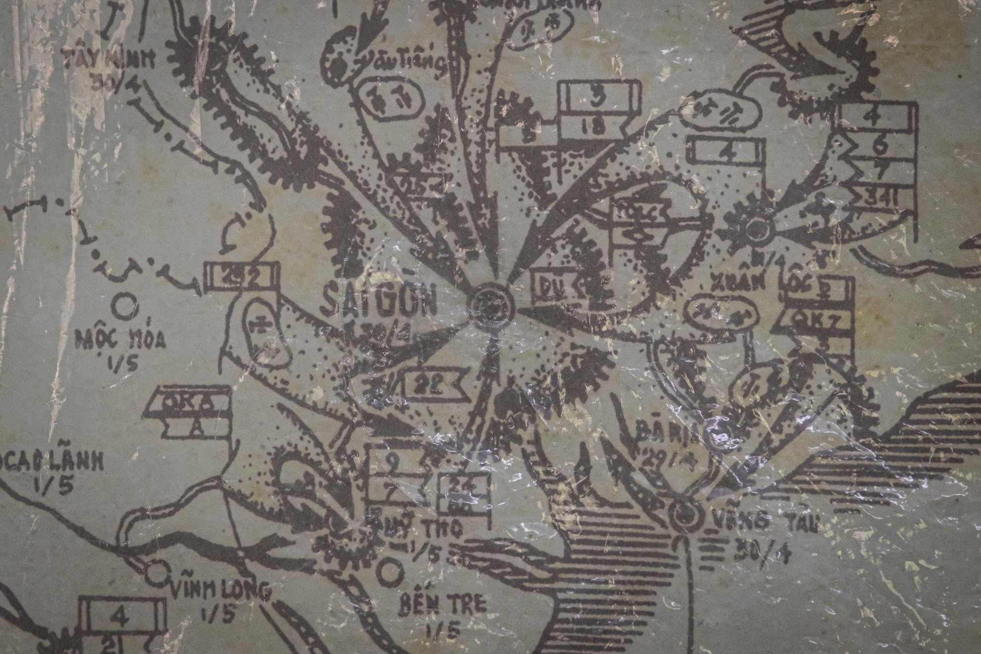 Tại căn phòng này, với cương vị Bí thư Quân ủy Trung ương, Bộ trưởng Quốc phòng, Tổng Tư lệnh Quân đội Nhân dân Việt Nam, Đại tướng Võ Nguyên Giáp đã viết bức mật điện đi vào lịch sử “Thần tốc, thần tốc hơn nữa; táo bạo, táo bạo hơn nữa. Tranh thủ từng giờ từng phút, xốc tới mặt trận giải phóng miền nam…”.