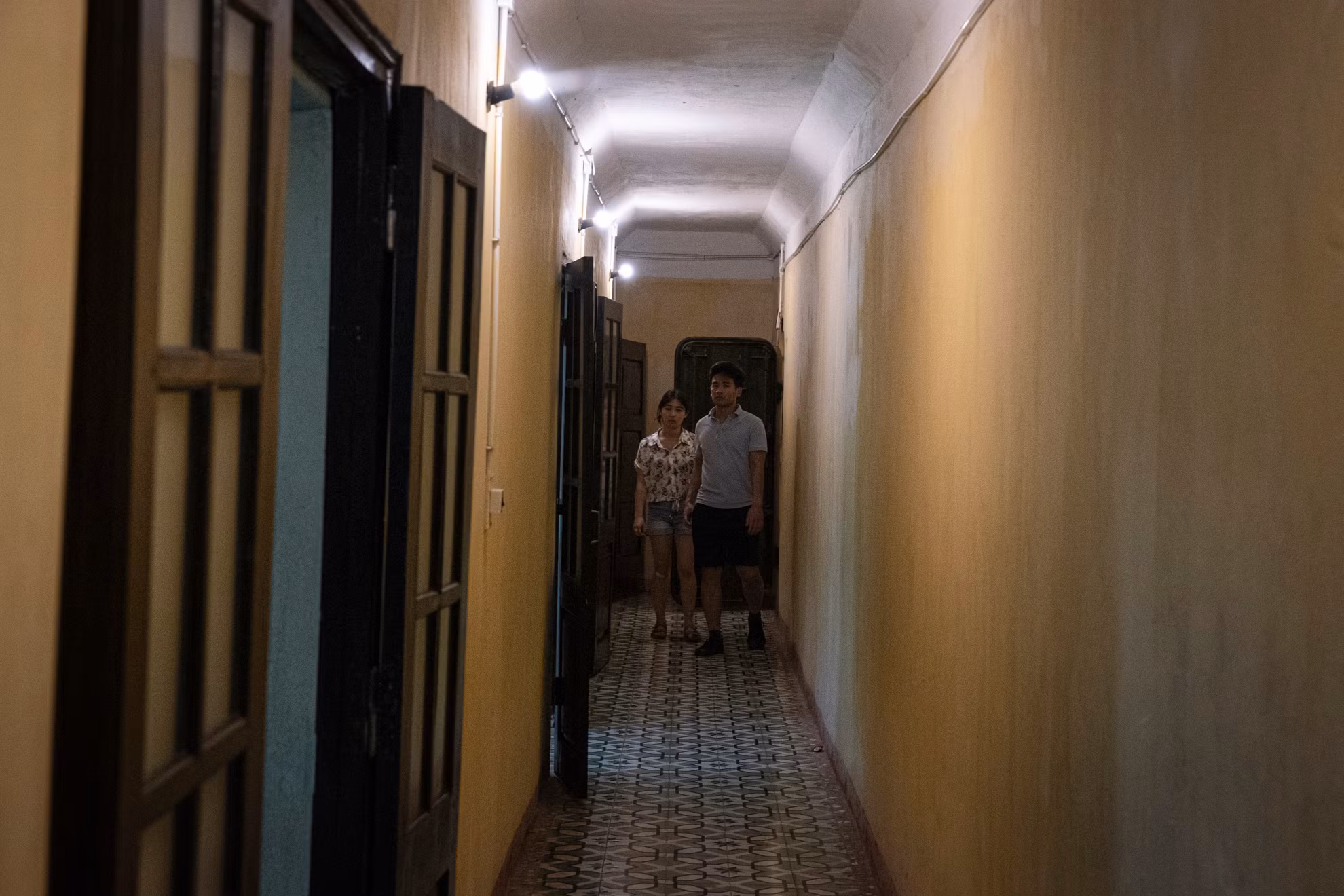 Cửa chính thông ra hành lang, hai đầu nối lên hai cầu thang đến phòng làm việc của Đại tướng Võ Nguyên Giáp và Đại tướng Văn Tiến Dũng.