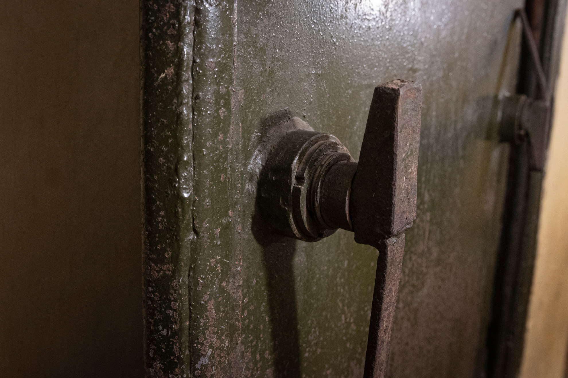 Cửa ra vào làm bằng thép sơn xanh dày 12cm có thể ngăn nước và khí độc.