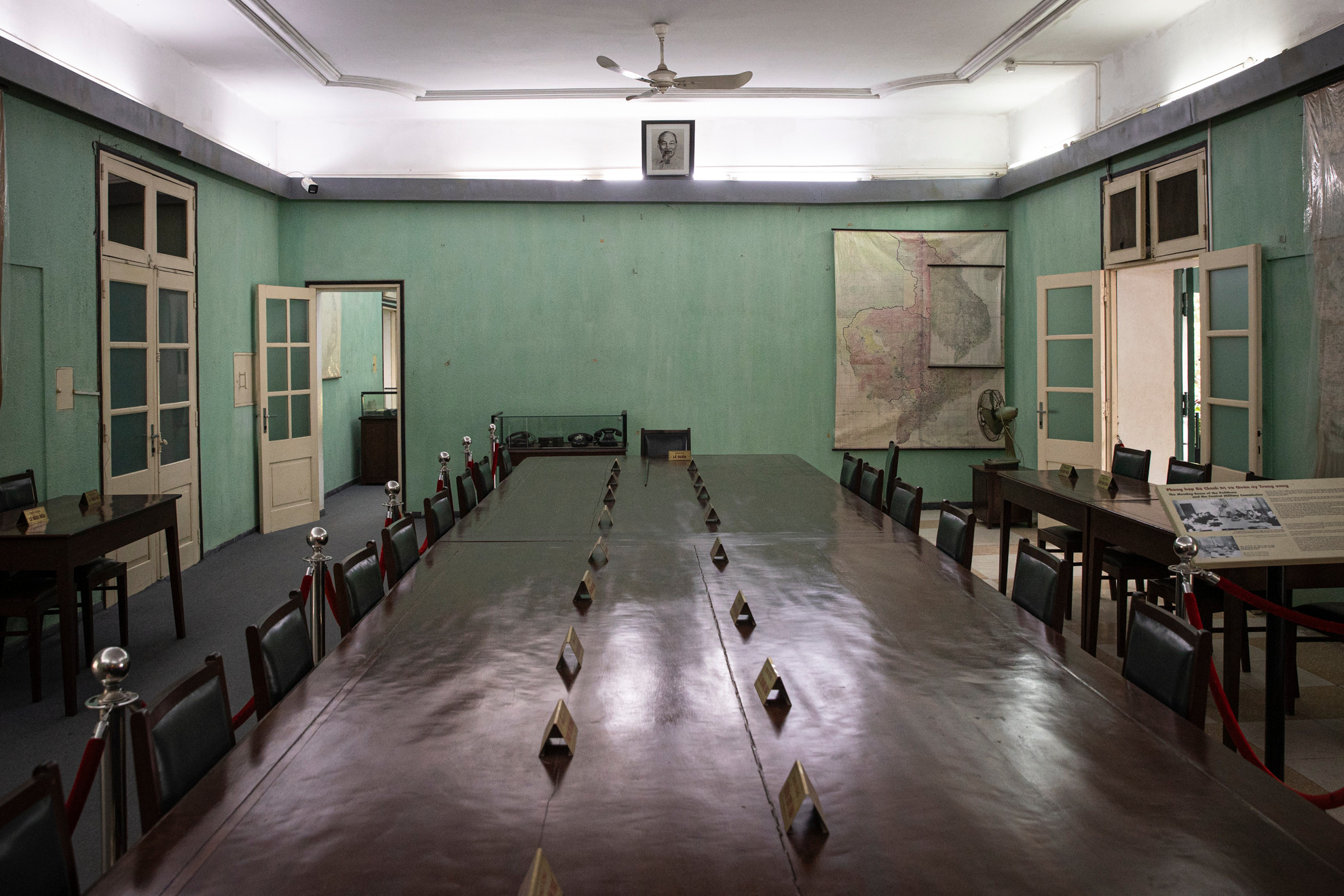 Bàn họp đặt tại vị trí trung tâm của phòng, nhìn theo hướng đông-tây. Hai phía bắc-nam của phòng có 4 bàn nhỏ, là vị trí ngồi của thư ký các cuộc họp. Hiện nay, trên mặt bàn đang sắp xếp các biển đồng đề tên 24 đồng chí đã từng tham gia cuộc họp Bộ Chính trị mở rộng cuối năm 1974 đầu năm 1975.