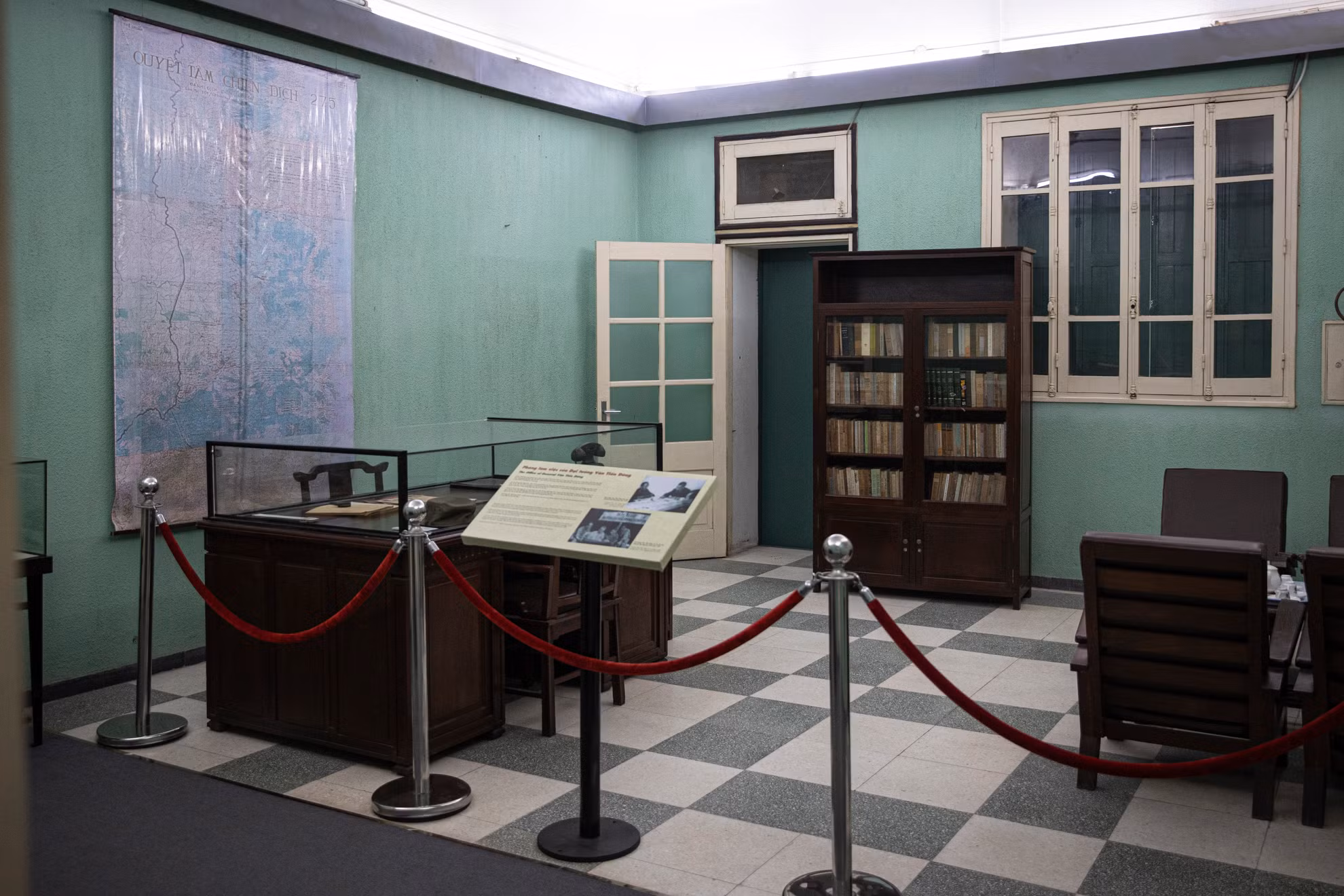 Phòng làm việc của Đại tướng Văn Tiến Dũng nằm phía tây tòa D67. Tại đây, với cương vị Phó Bí thư Quân ủy Trung ương, Tổng Tham mưu trưởng Quân đội Nhân dân Việt Nam, Đại tướng đã ký nhiều chỉ thị, quyết định quan trọng, góp phần đánh bại chiến tranh phá hoại của không quân Mỹ ở miền bắc.