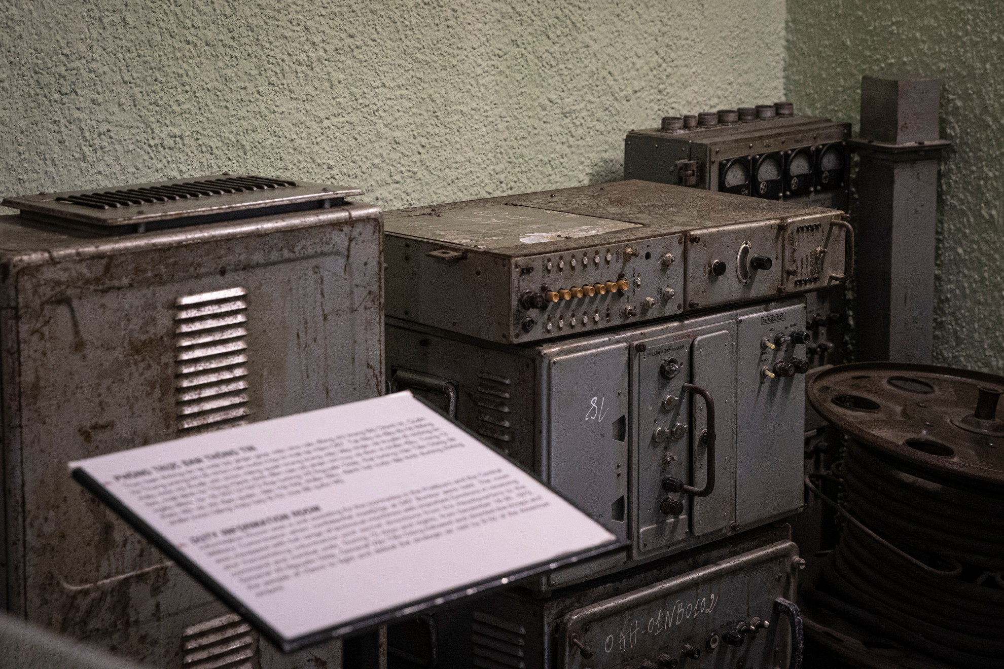 Bên hông phòng họp là Phòng Trực ban-Thông tin, nơi làm việc của Ban Thư ký với hệ thống điện đài, máy móc được bài trí trong tủ kính.