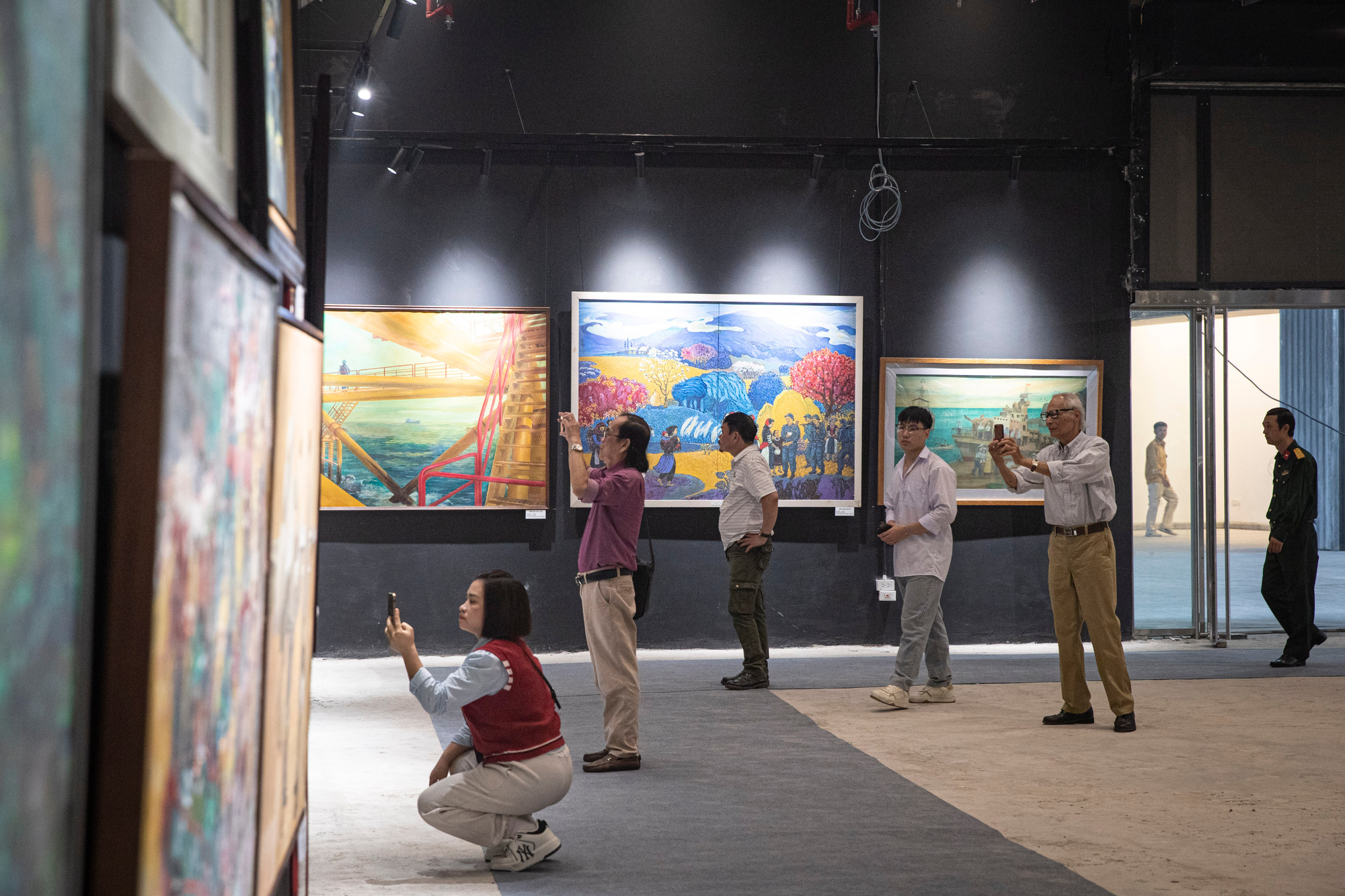 Triển lãm thu hút sự quan tâm của đông đảo người dân và du khách.