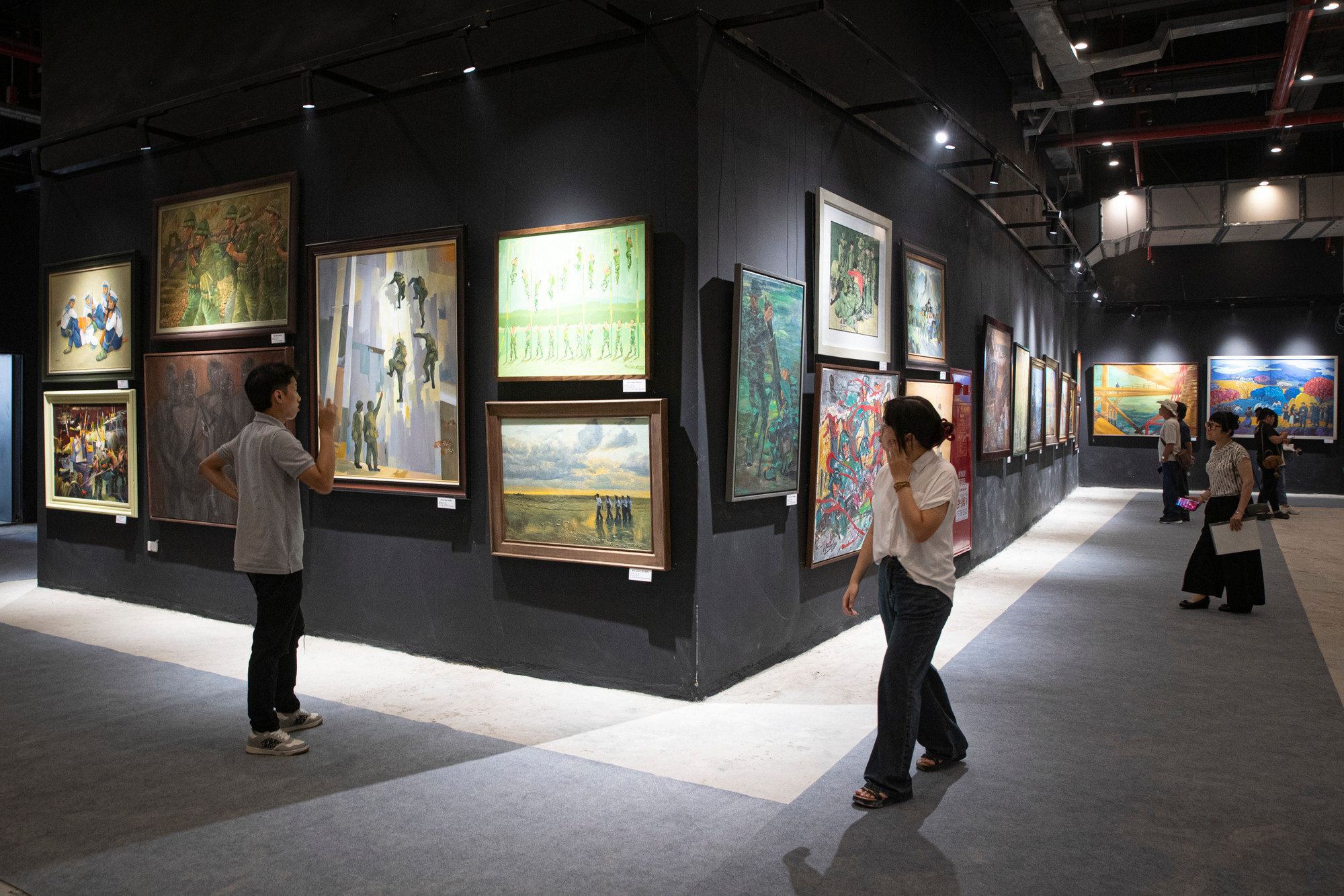 Triển lãm là kết quả của cuộc vận động sáng tác mỹ thuật đề tài Lực lượng vũ trang - Chiến tranh cách mạng (2019-2024). Ban Tổ chức đã nhận được 644 tác phẩm của 407 tác giả trên khắp các tỉnh, thành phố trong cả nước.