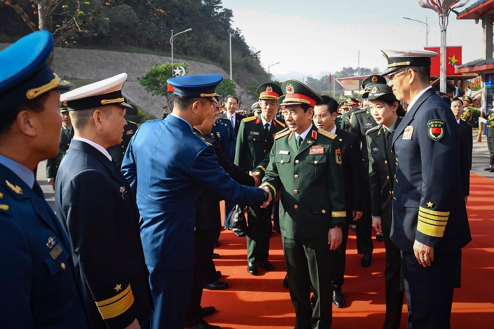 Bộ trưởng Bộ Quốc phòng Trung Quốc Đổng Quân giới thiệu với Bộ trưởng Phan Văn Giang các đại biểu đoàn Trung Quốc.