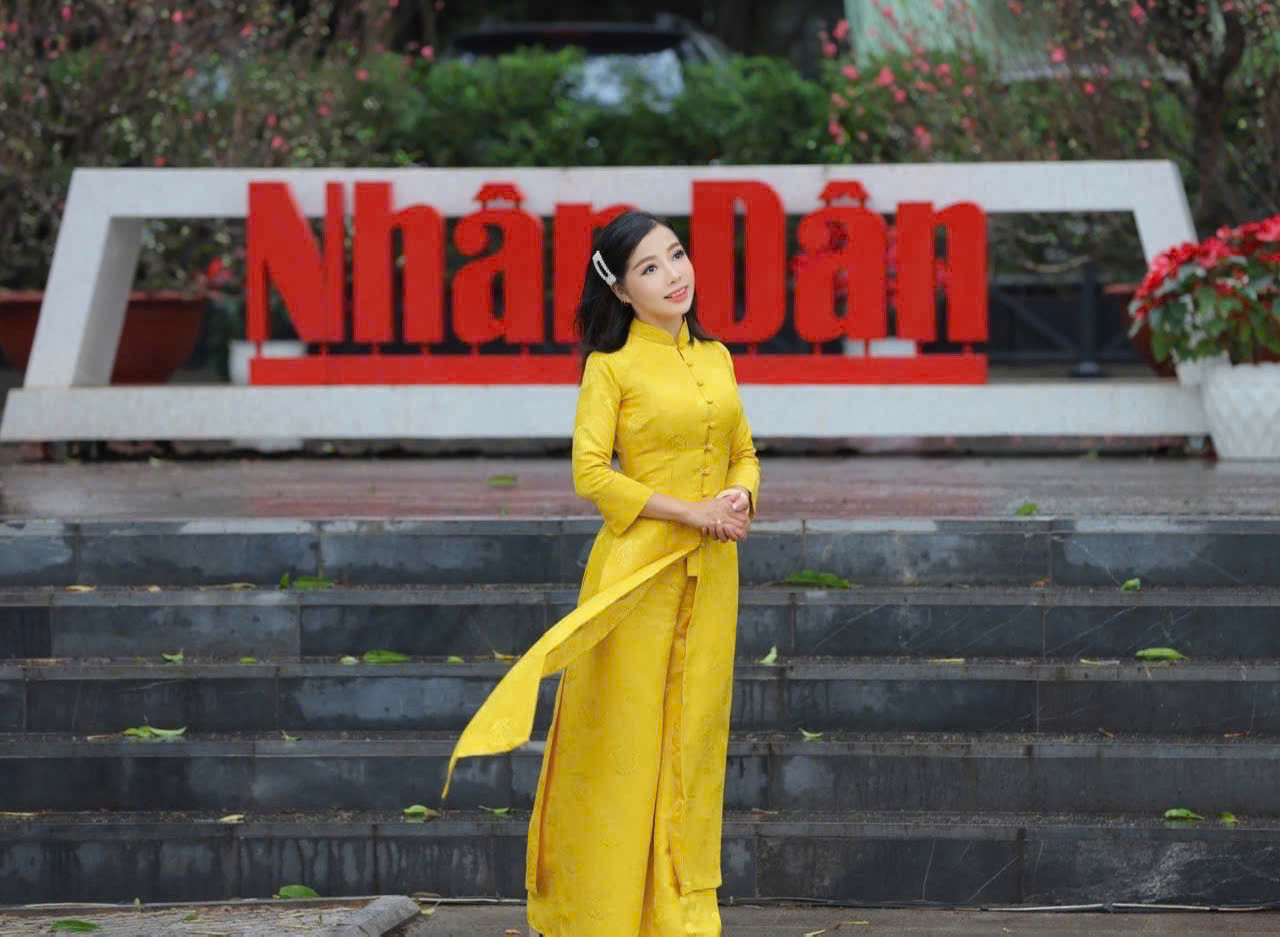 Tác phẩm đoạt giải Phong cách áo dài nổi bật của mẫu ảnh: Hoài Thu (Ban Văn hoá - Xã hội); Nhiếp ảnh: Bùi Giang (Phòng Ảnh).