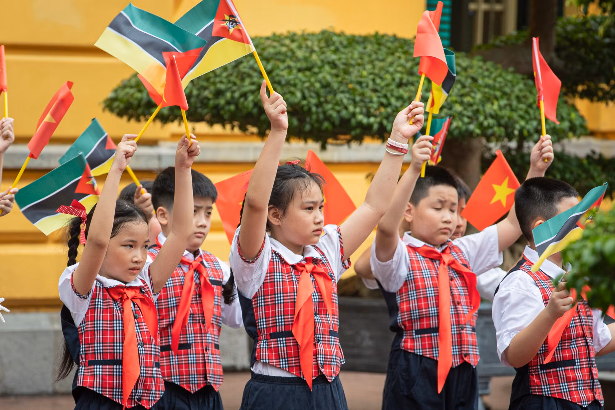Thiếu nhi Thủ đô chào đón Tổng thống Mozambique Filipe Jacinto Nyusi.