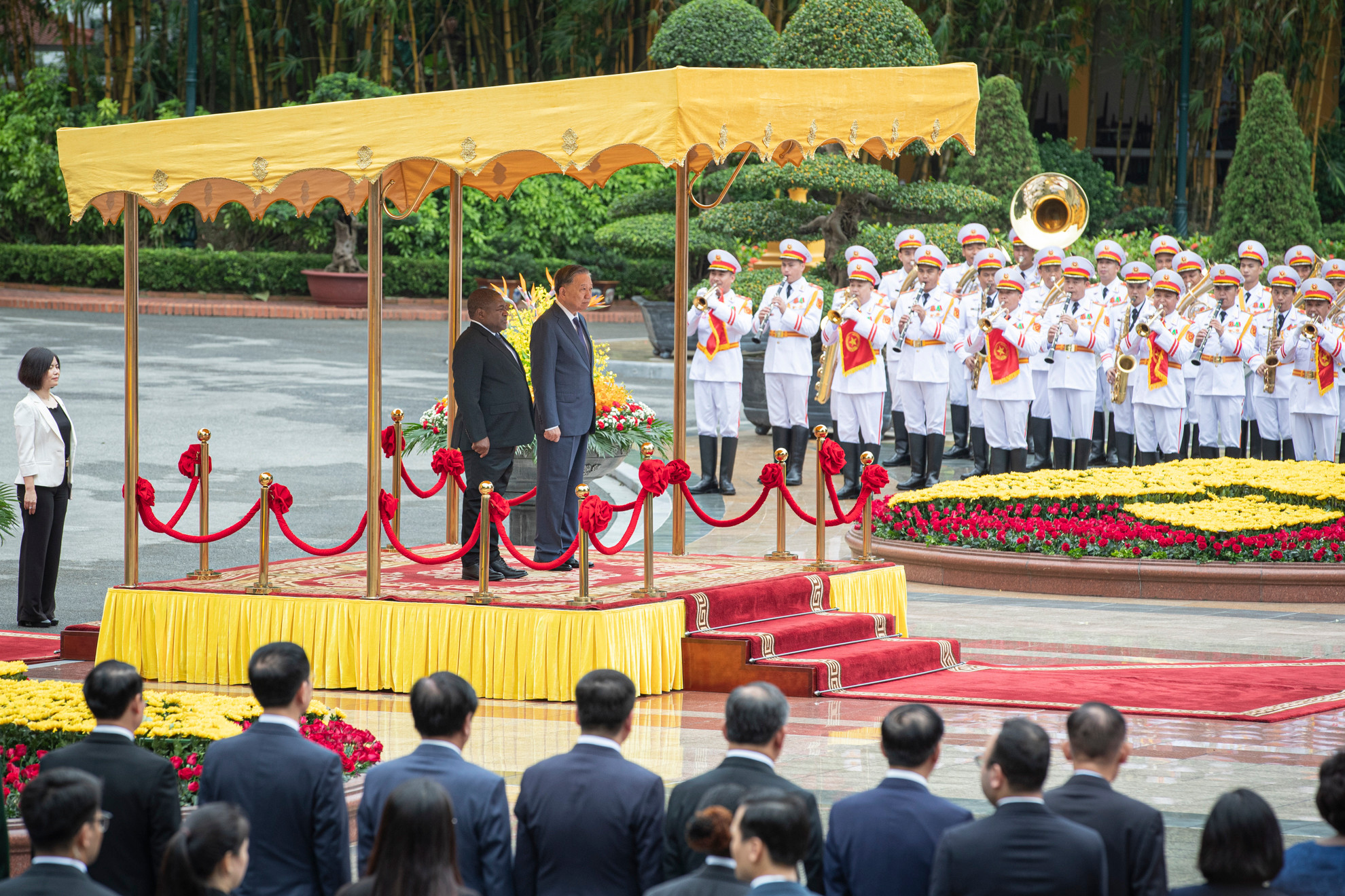 Tổng Bí thư, Chủ tịch nước Tô Lâm và Tổng thống Mozambique Filipe Jacinto Nyusi trên bục danh dự.