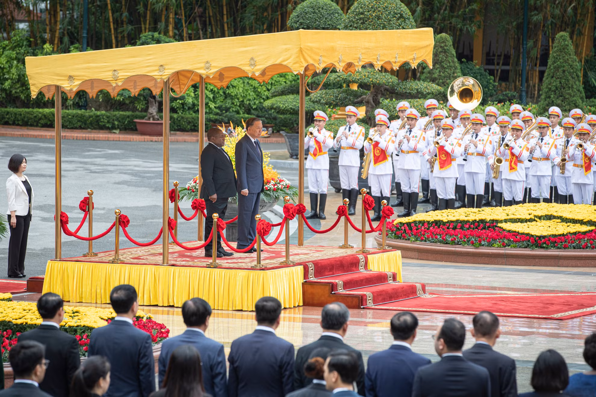 Tổng Bí thư, Chủ tịch nước Tô Lâm và Tổng thống Mozambique Filipe Jacinto Nyusi trên bục danh dự.