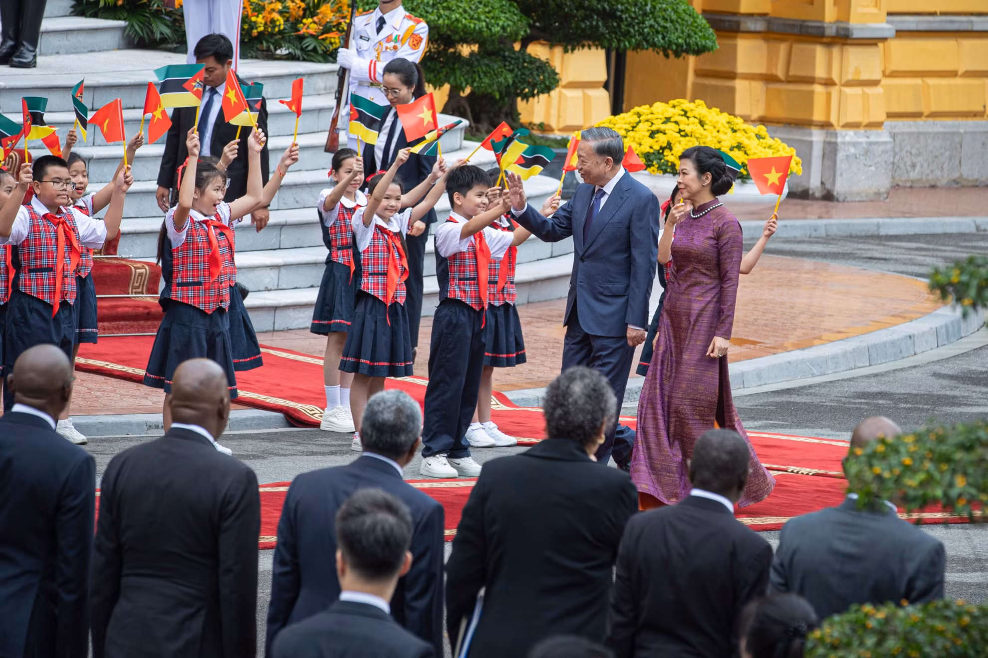 Tổng Bí thư, Chủ tịch nước Tô Lâm cùng Phu nhân vẫy chào các em thiếu nhi Thủ đô.