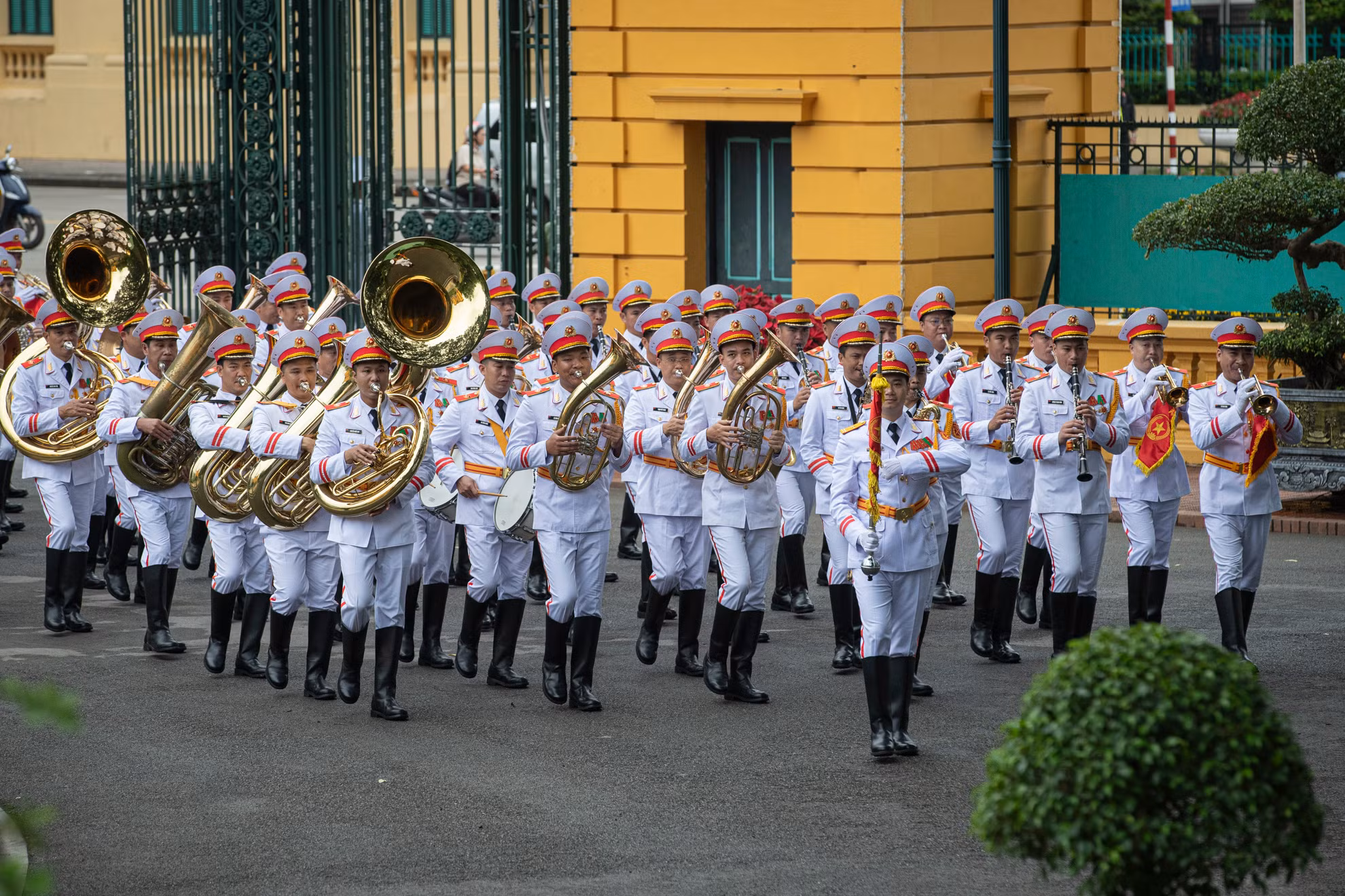 Đoàn quân nhạc Quân đội nhân dân Việt Nam tại lễ đón.