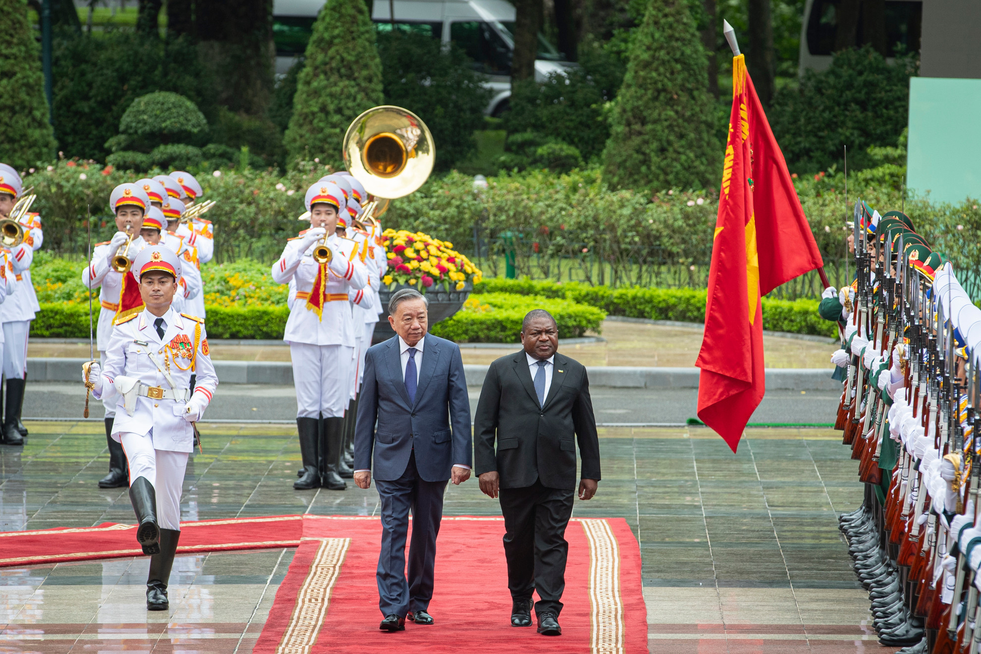 Tổng Bí thư, Chủ tịch nước Tô Lâm và Tổng thống Mozambique Filipe Jacinto Nyusi duyệt đội danh dự Quân đội nhân dân Việt Nam.