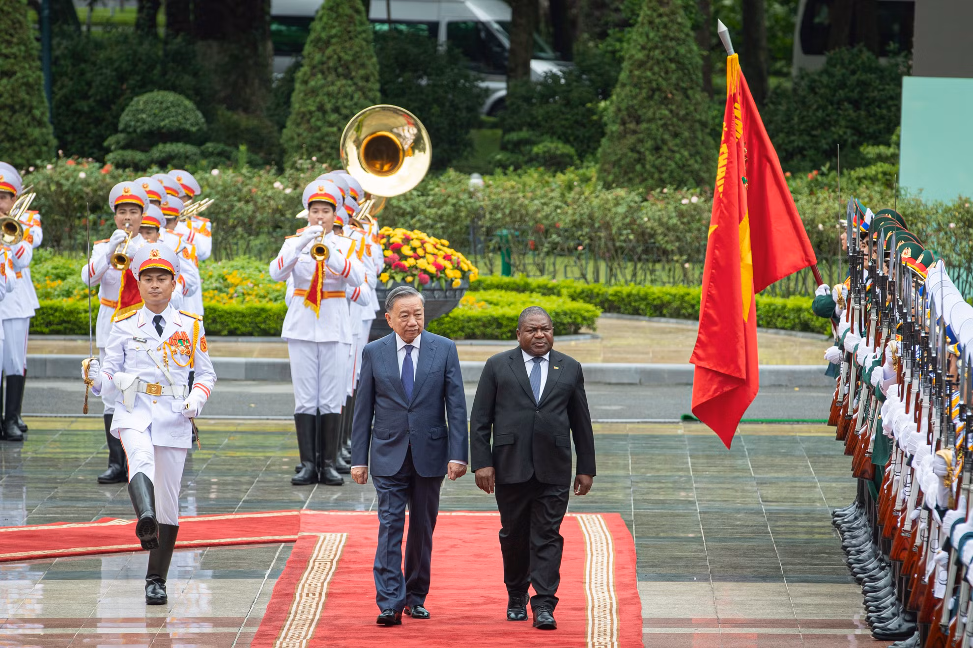 Tổng Bí thư, Chủ tịch nước Tô Lâm và Tổng thống Mozambique Filipe Jacinto Nyusi duyệt đội danh dự Quân đội nhân dân Việt Nam.