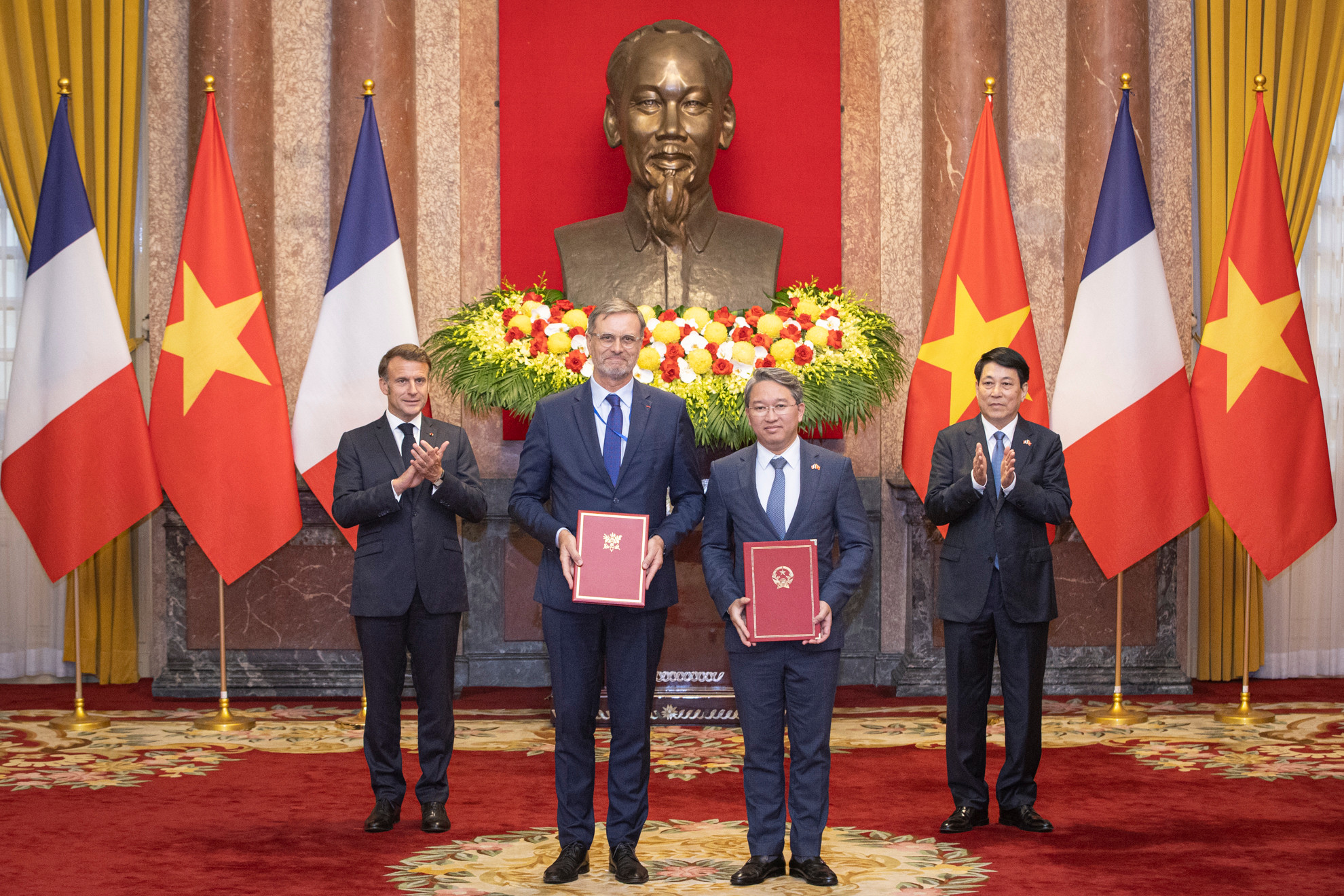 Bộ trưởng Tư pháp Việt Nam Nguyễn Hải Ninh và Đại sứ đặc mệnh toàn quyền Pháp tại Việt Nam Olivier Brochet trao đổi kế hoạch hợp tác năm 2025-2026 giữa Bộ Tư pháp Việt Nam và Đại sứ quán Pháp tại Việt Nam.