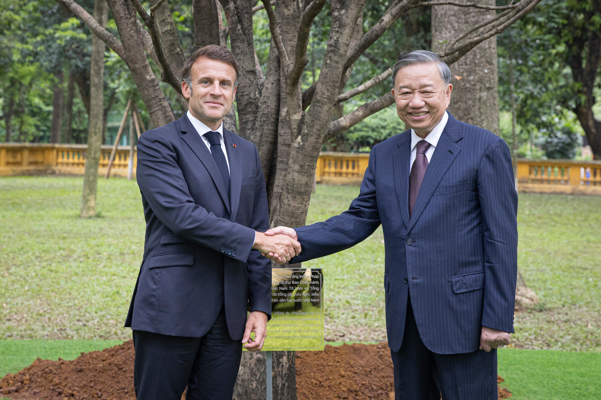 Tổng Bí thư Tô Lâm và Tổng thống Pháp Emmanuel Macron thực hiện nghi thức trồng cây hữu nghị.