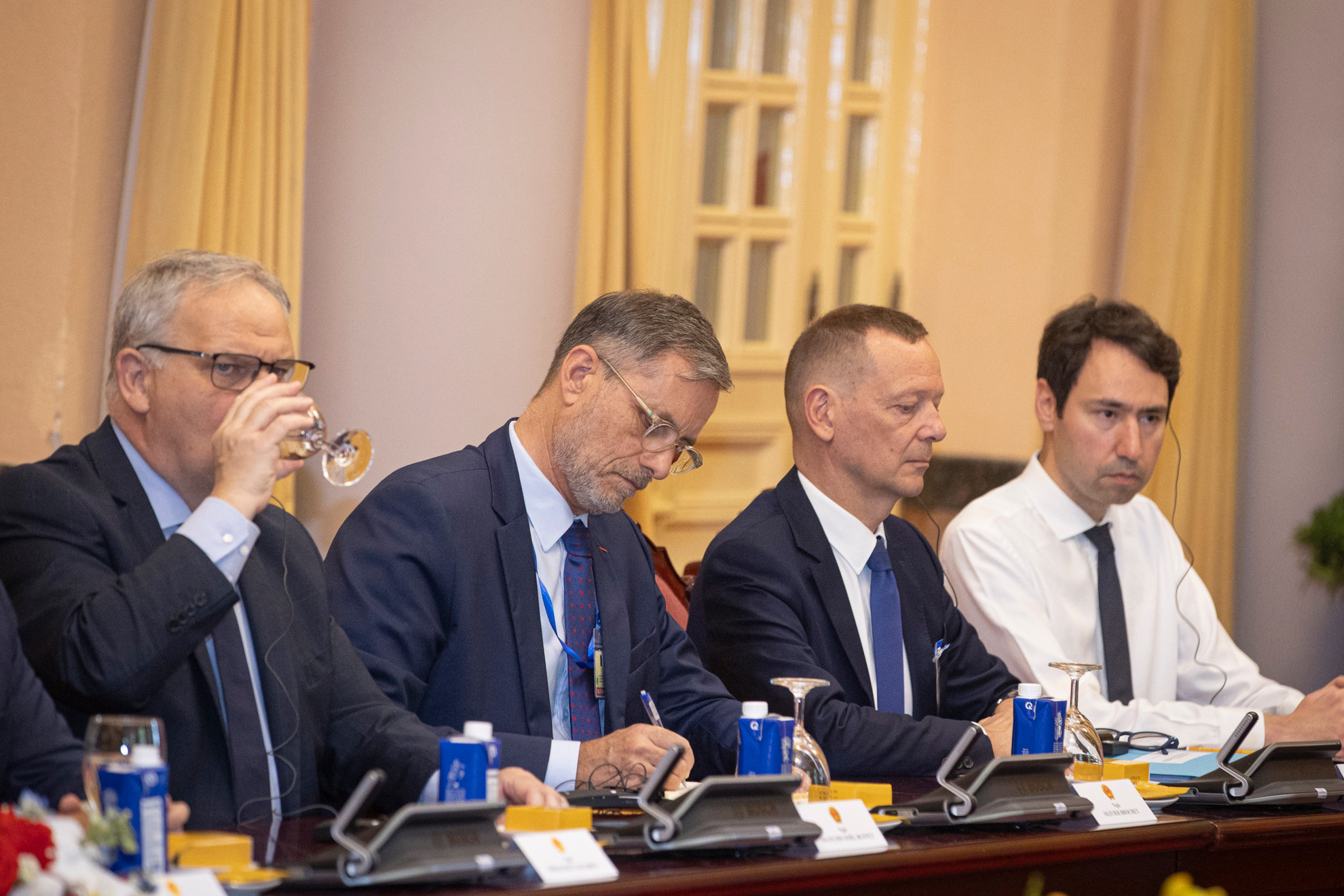 Các thành viên tháp tùng Tổng thống Pháp tham dự hội đàm.