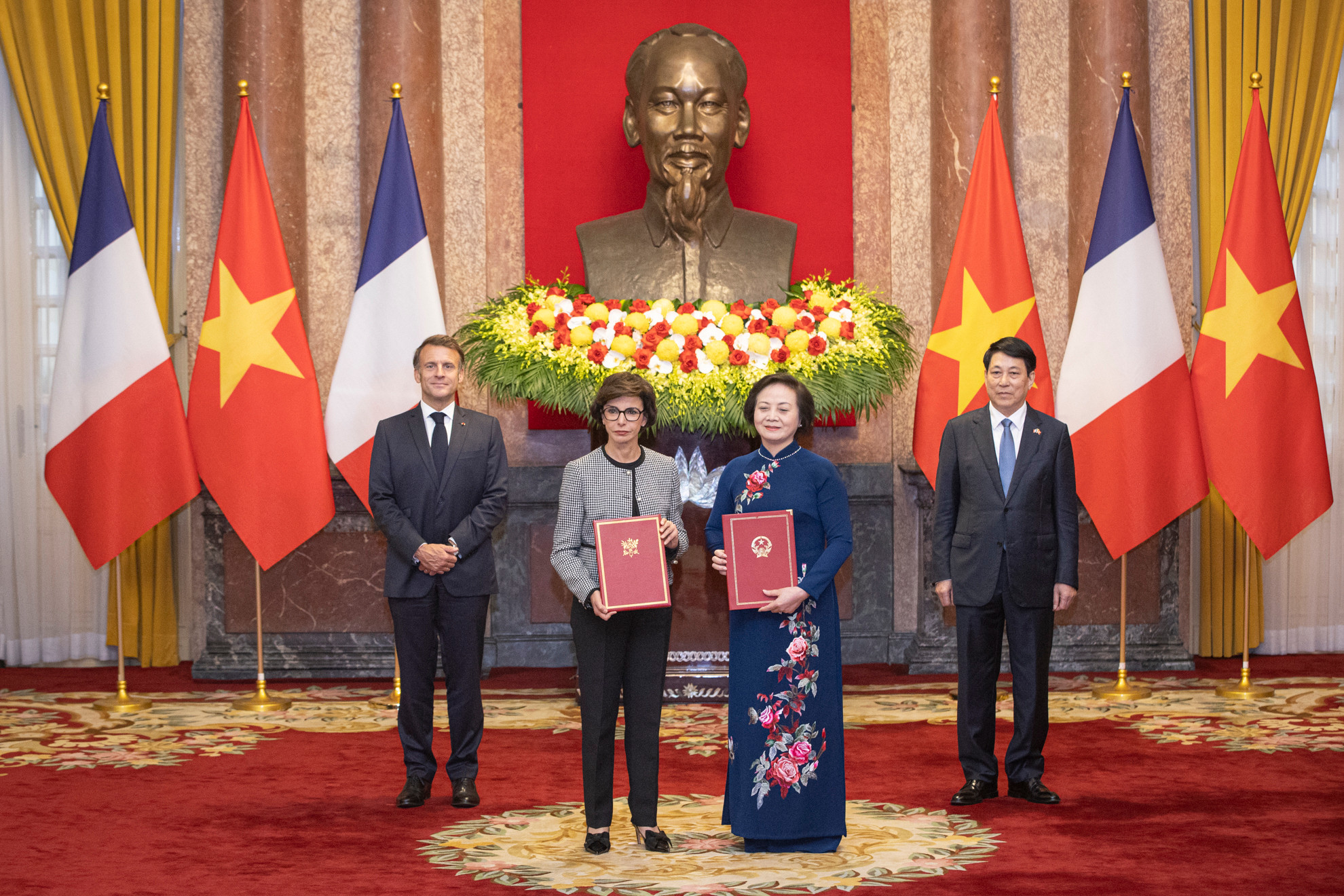 Bộ trưởng Nội vụ Việt Nam Phạm Thị Thanh Trà và Bộ trưởng Văn hóa Pháp Rachida Dati trao đổi ý định thư giữa Bộ Nội vụ Việt Nam và Bộ Văn hóa Pháp trong lĩnh vực lưu trữ.