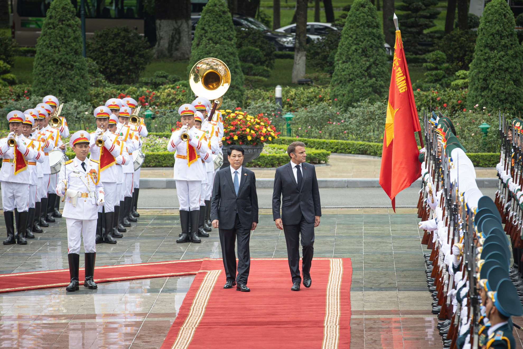 Chủ tịch nước Lương Cường và Tổng thống Pháp Emmanuel Macron duyệt đội danh dự Quân đội nhân dân Việt Nam.