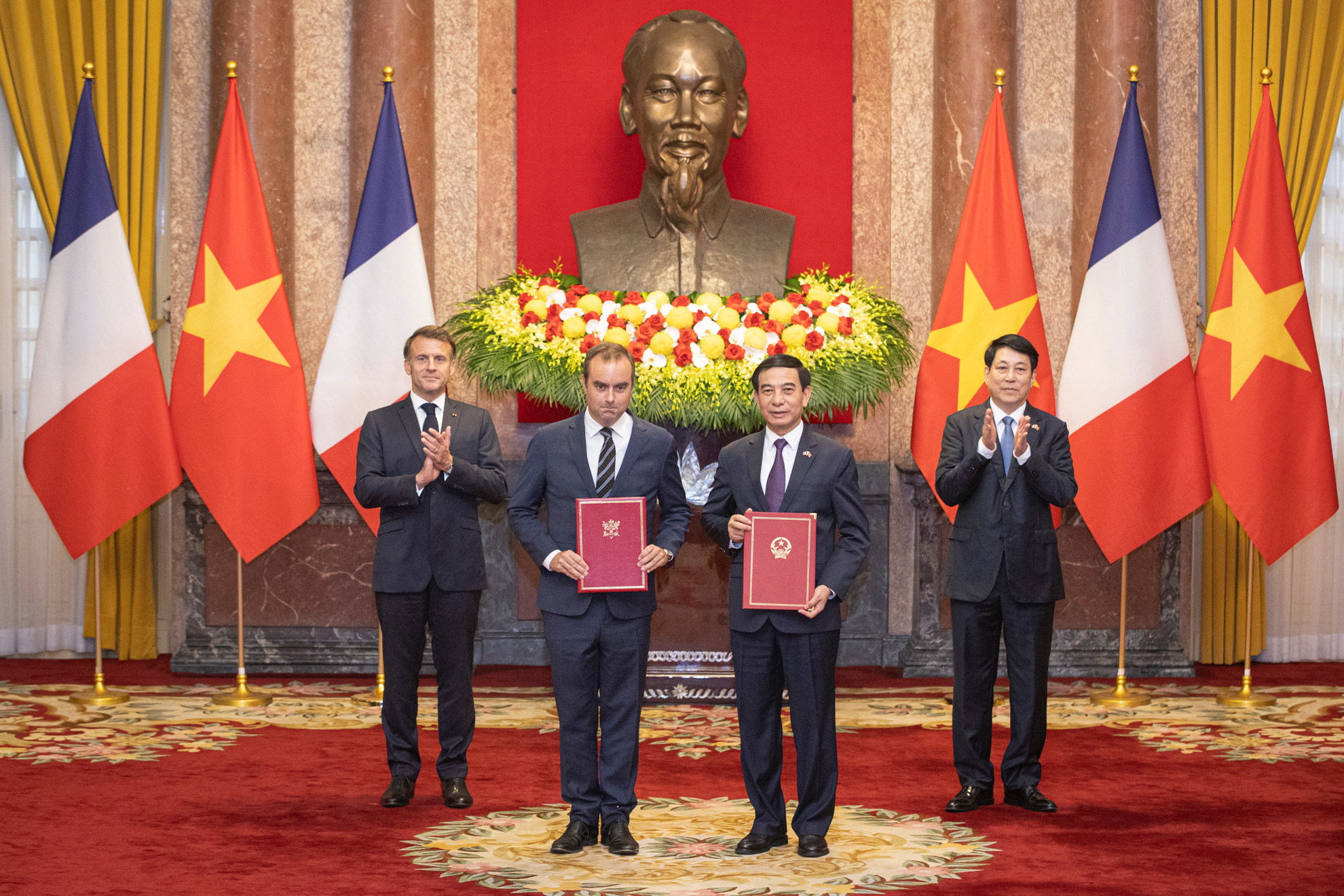 Bộ trưởng Quốc phòng Việt Nam, Đại tướng Phan Văn Giang và Bộ trưởng Quân đội Pháp Sébastien Lecornu trao đổi ý định thư giữa Bộ Quốc phòng Việt Nam và Bộ Quân đội Pháp về tăng cường hợp tác trong lĩnh vực trang bị quốc phòng.