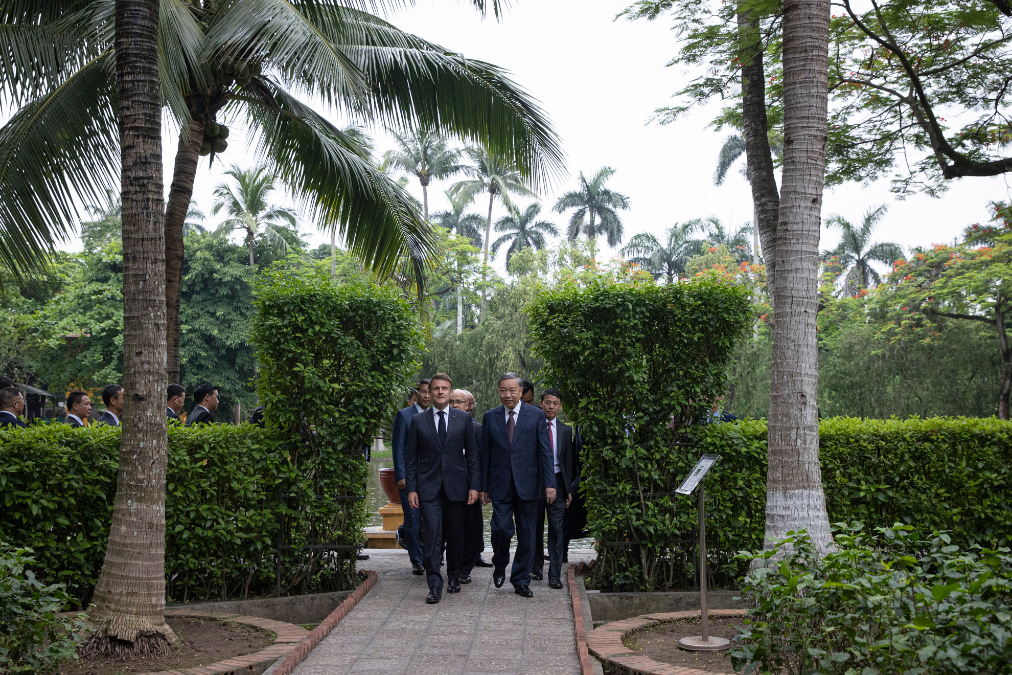 Tổng Bí thư Tô Lâm và Tổng thống Pháp Emmanuel Macron cùng các đại biểu trong khuôn viên Khu di tích Chủ tịch Hồ Chí Minh tại Phủ Chủ tịch.