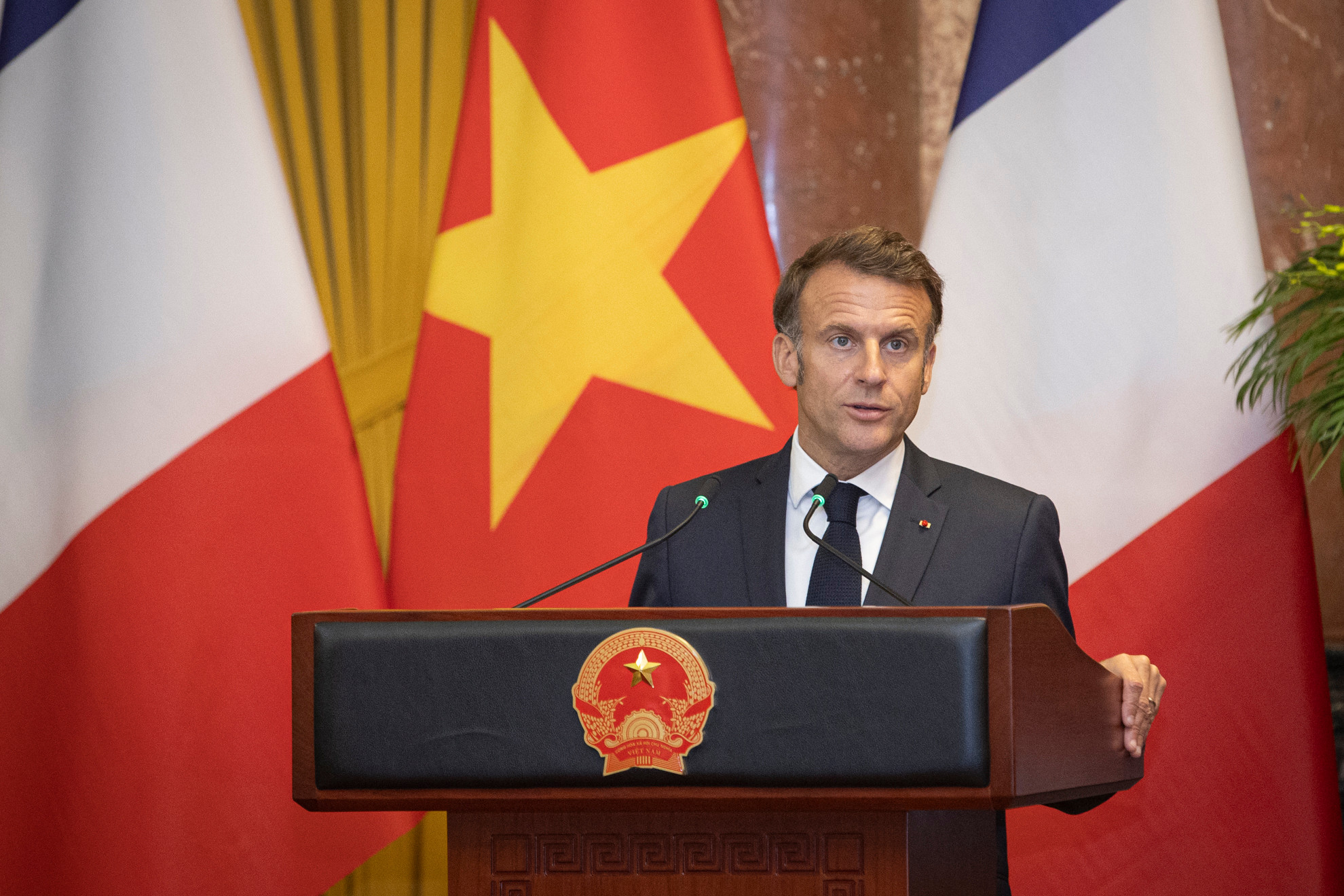 Tổng thống Pháp Emmanuel Macron phát biểu tại buổi gặp gỡ báo chí.