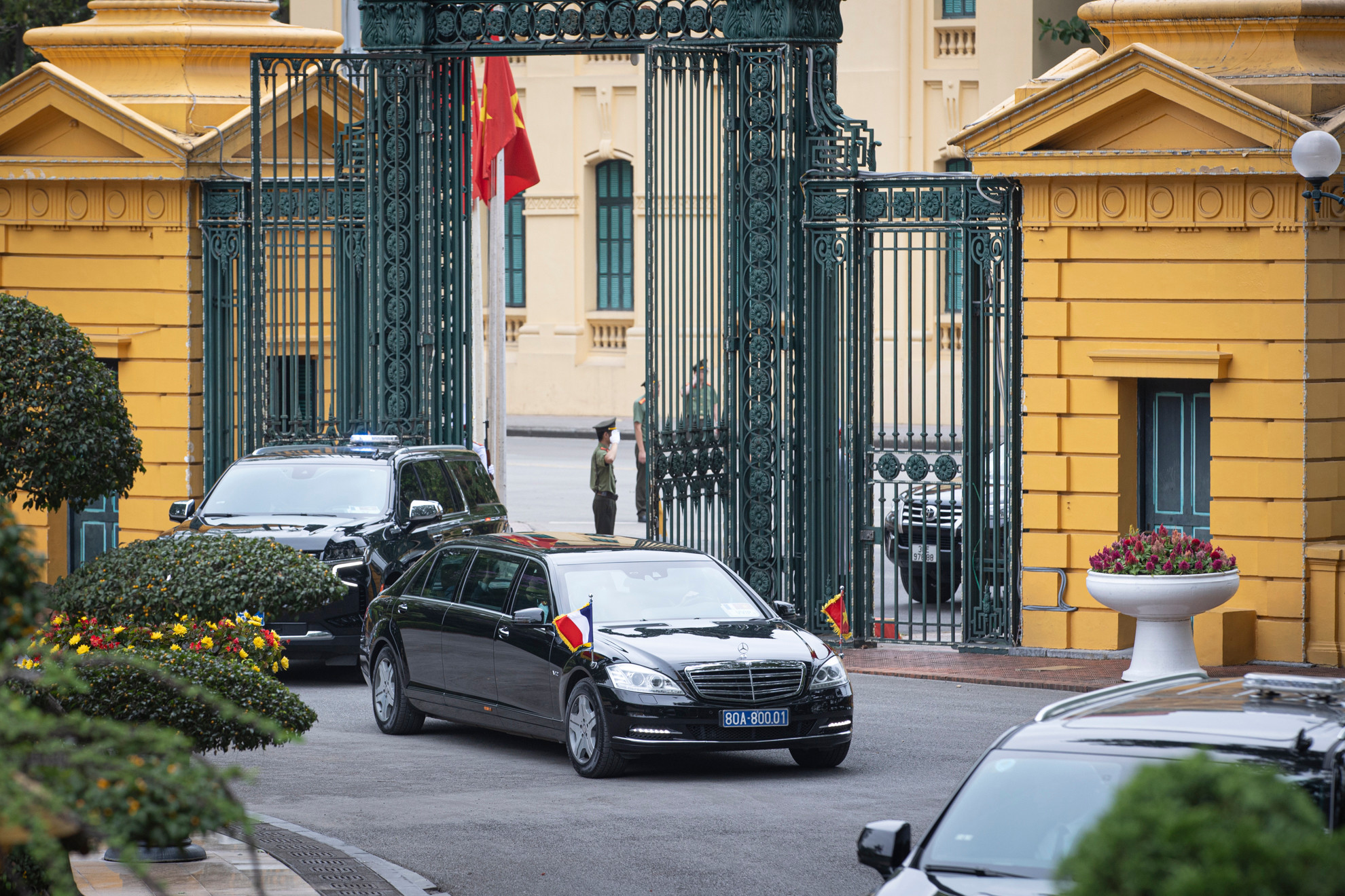 Đoàn xe chở Tổng thống Pháp tiến vào Phủ Chủ tịch.