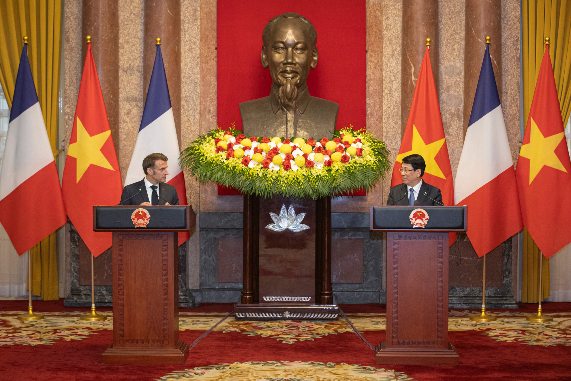 Chủ tịch nước Lương Cường và Tổng thống Pháp Emmanuel Macron tại buổi gặp gỡ báo chí.