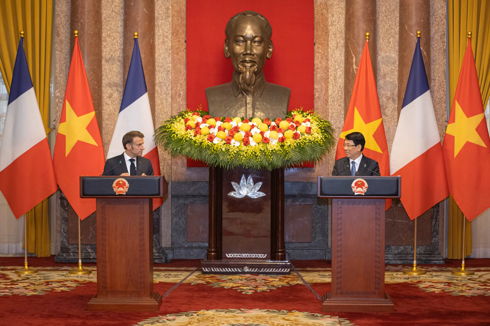 Chủ tịch nước Lương Cường và Tổng thống Pháp Emmanuel Macron tại buổi gặp gỡ báo chí.