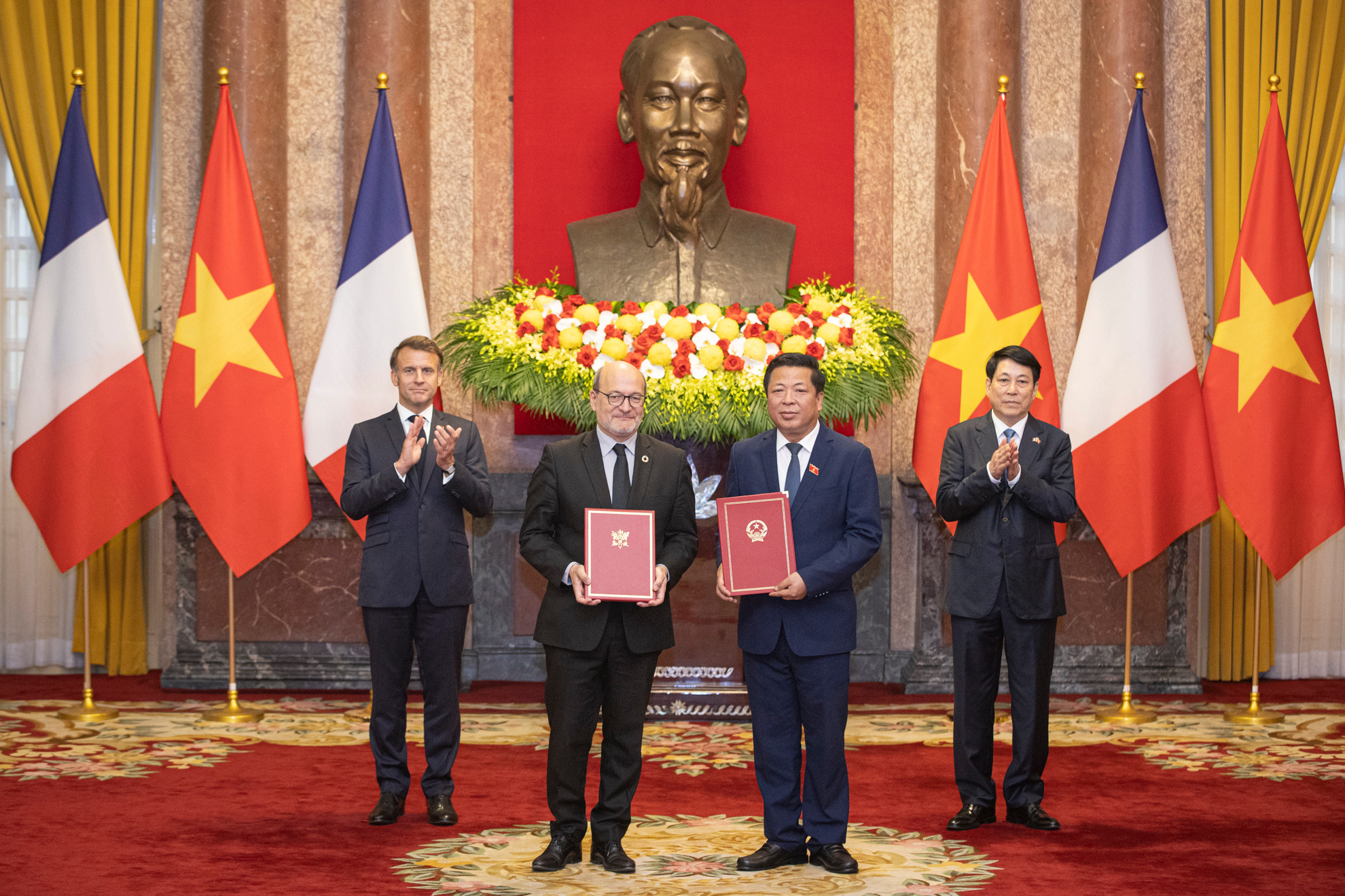 Bộ trưởng Xây dựng Trần Hồng Minh và Tổng Giám đốc Cơ quan Phát triển Pháp (AFD) Rémy Rioux trao đổi Ý định thư giữa Bộ Xây dựng Việt Nam và Bộ Giao thông Pháp về thúc đẩy hợp tác trong lĩnh vực giao thông vận tải.