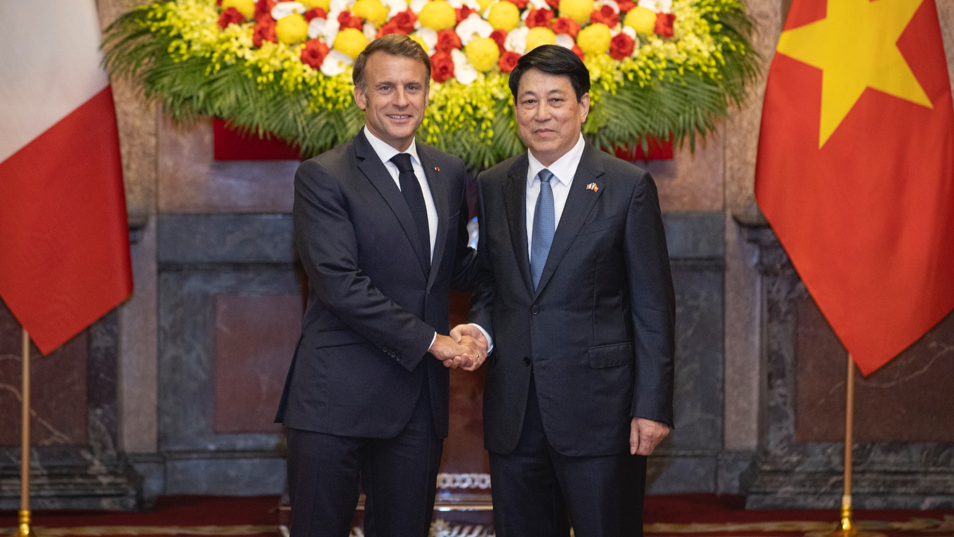 Chủ tịch nước Lương Cường và Tổng thống Pháp Emmanuel Macron chụp ảnh chung sau lễ đón.