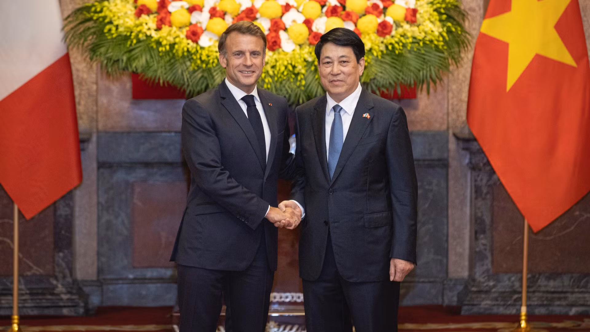 Chủ tịch nước Lương Cường và Tổng thống Pháp Emmanuel Macron chụp ảnh chung sau lễ đón.