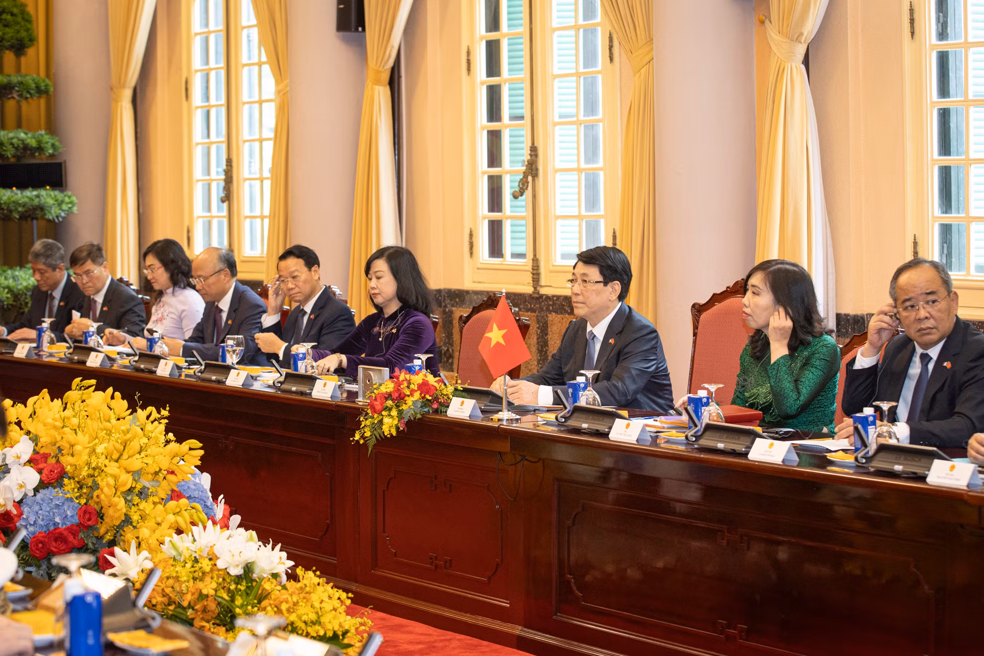 Chủ tịch nước Lương Cường và các thành viên phía Việt Nam tại hội đàm.