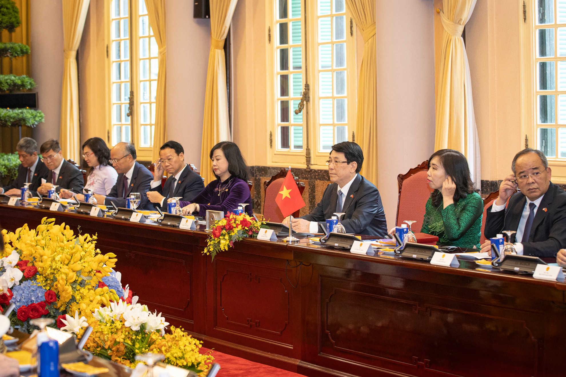 Chủ tịch nước Lương Cường và các thành viên phía Việt Nam tại hội đàm.