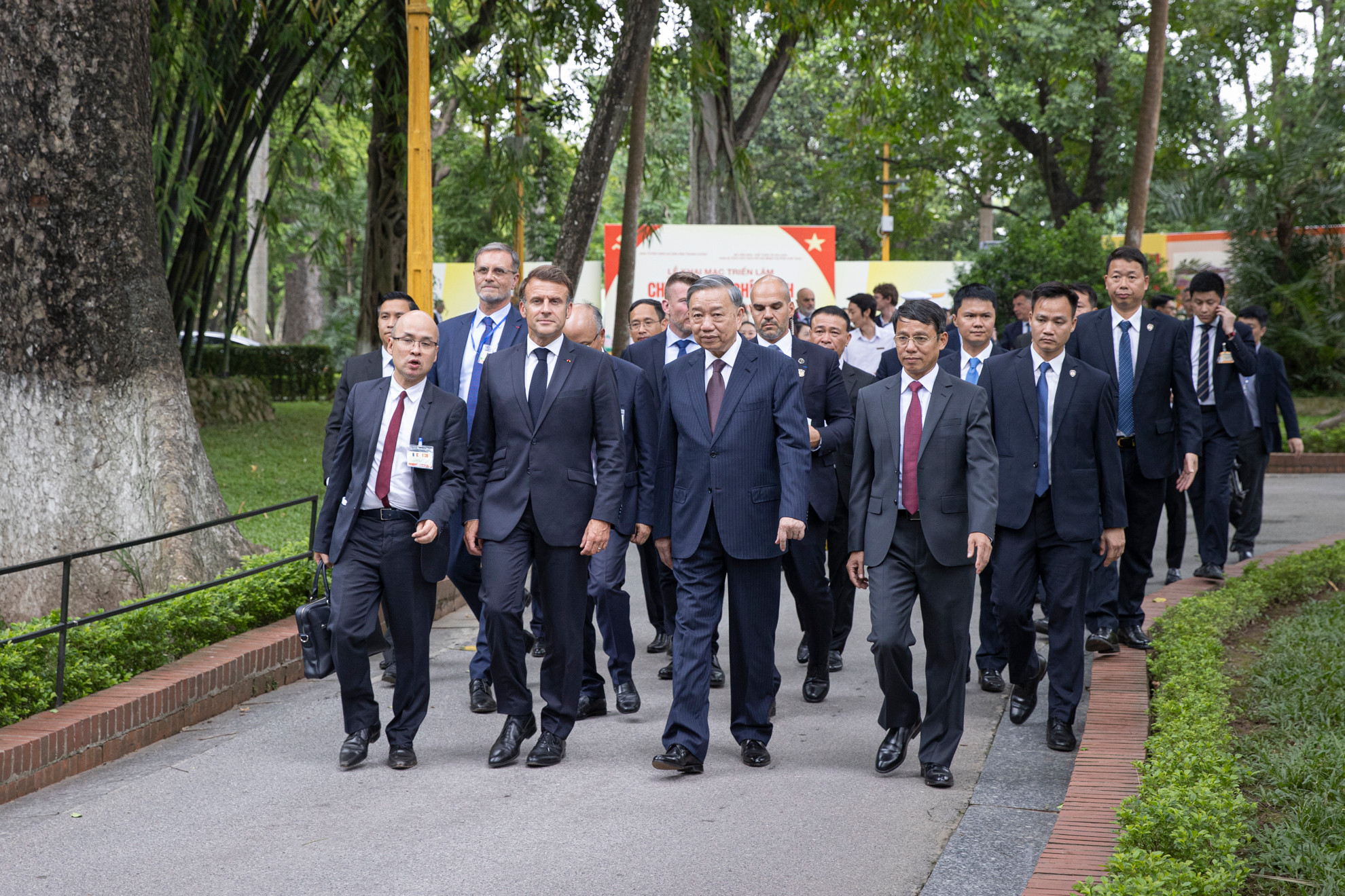 Sau nghi thức trồng cây hữu nghị, Tổng Bí thư Tô Lâm và Tổng thống Pháp Emmanuel Macron thăm Nhà sàn Bác Hồ.