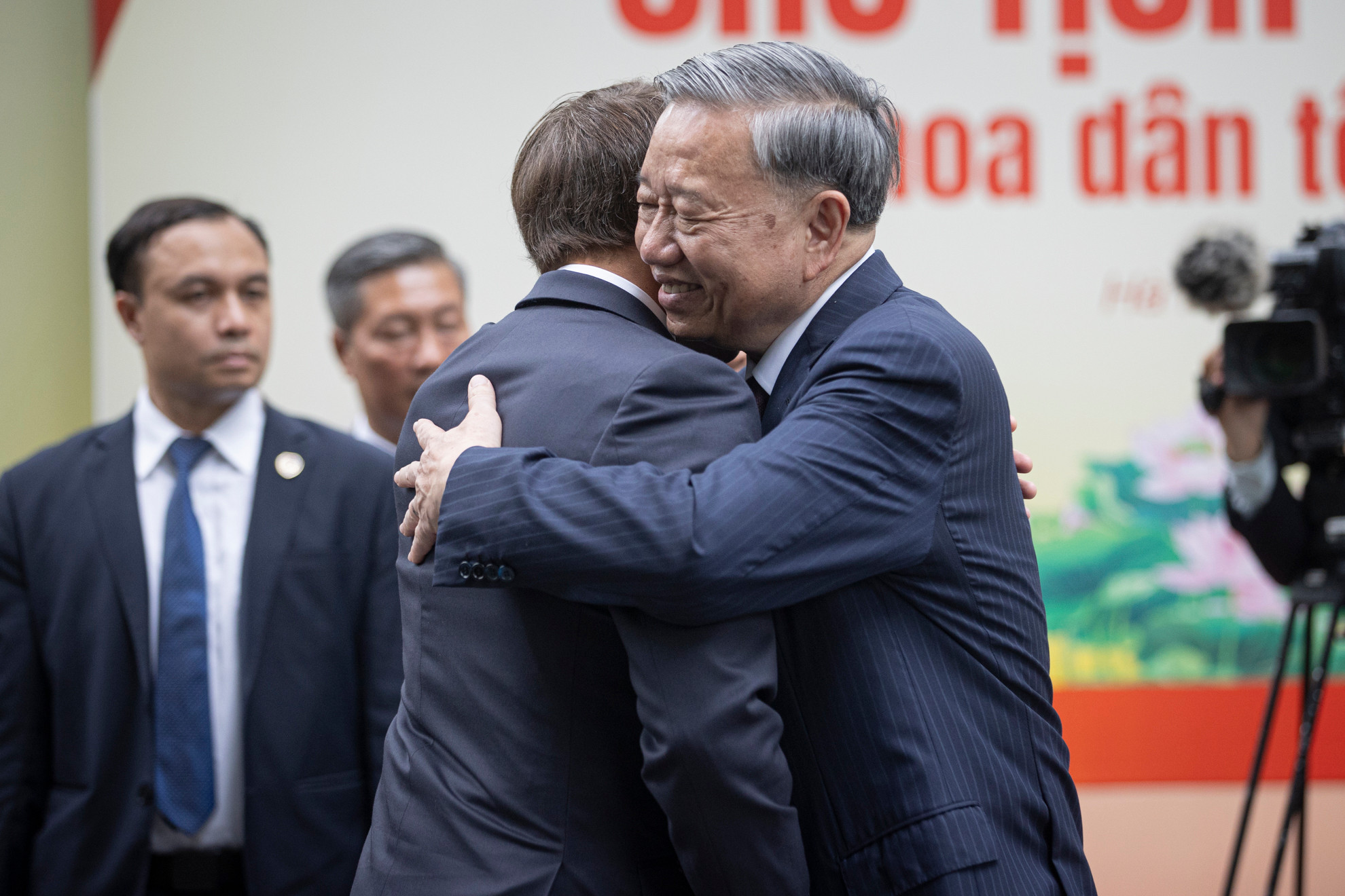 Chuyến thăm và hoạt động trồng cây hữu nghị của Tổng Bí thư Tô Lâm và Tổng thống Pháp Emmanuel Macron tại Khu di tích Chủ tịch Hồ Chí Minh là sự kiện có ý nghĩa đặc biệt, thể hiện mối quan hệ hợp tác truyền thống và hướng tới tương lai giữa hai quốc gia.