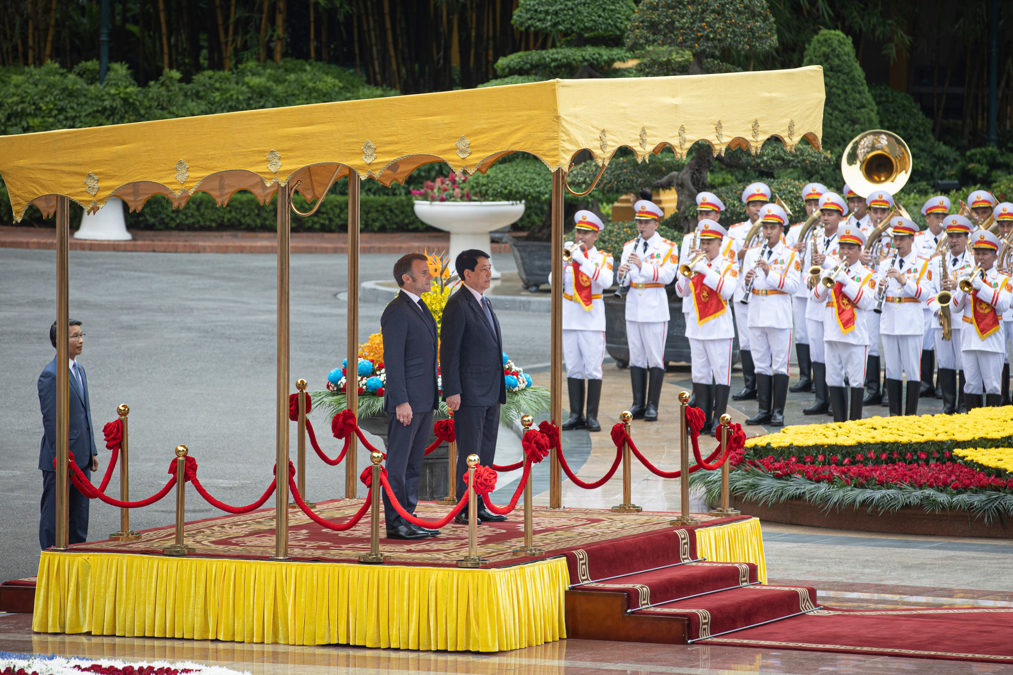 Chủ tịch nước Lương Cường và Tổng thống Pháp Emmanuel Macron trên bục danh dự nghe quân nhạc cử Quốc thiều hai nước.