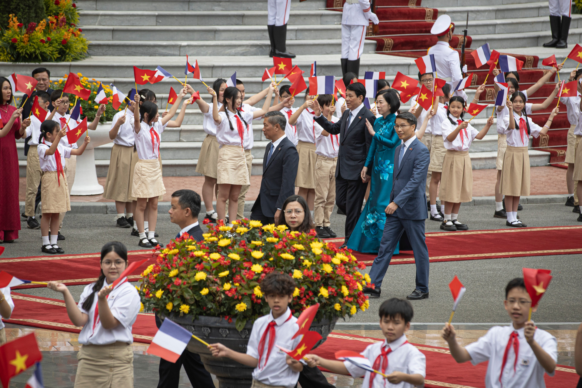 Chủ tịch nước Lương Cường cùng Phu nhân vẫy chào các em thiếu nhi Thủ đô.