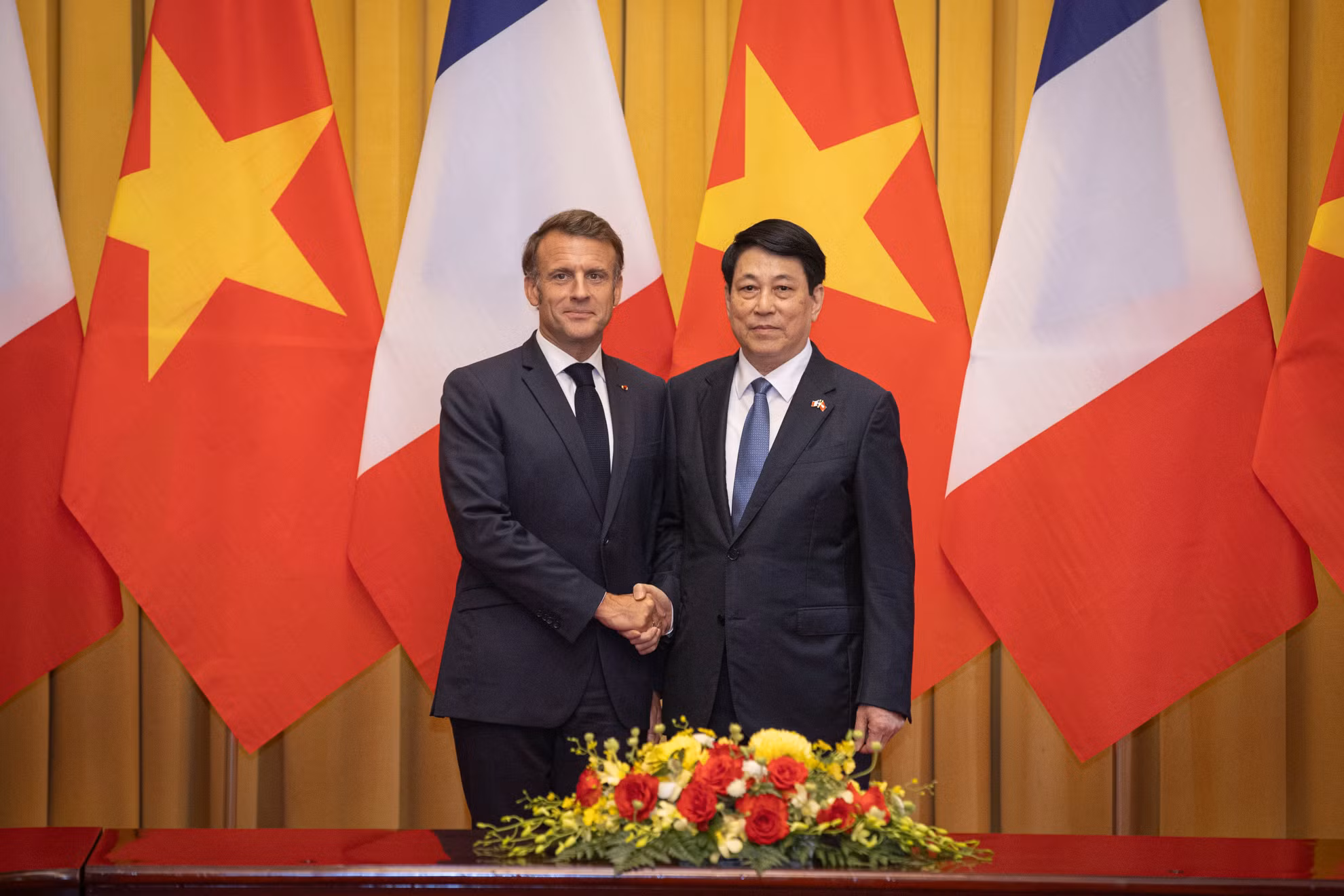 Chủ tịch nước Lương Cường và Tổng thống Pháp Emmanuel Macron chụp ảnh chung tại hội đàm.