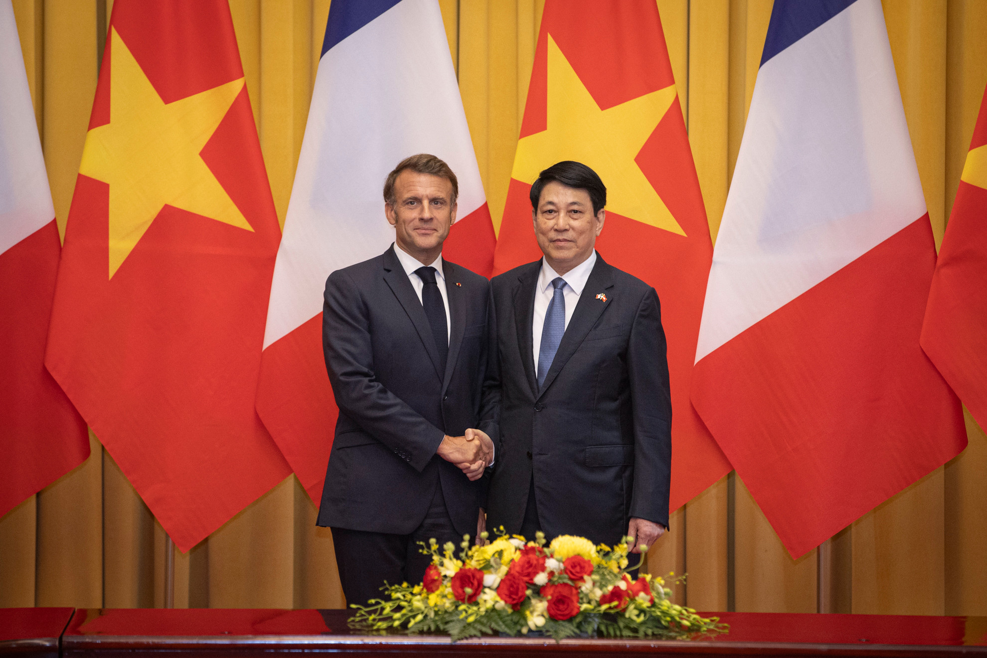 Chủ tịch nước Lương Cường và Tổng thống Pháp Emmanuel Macron chụp ảnh chung tại hội đàm.