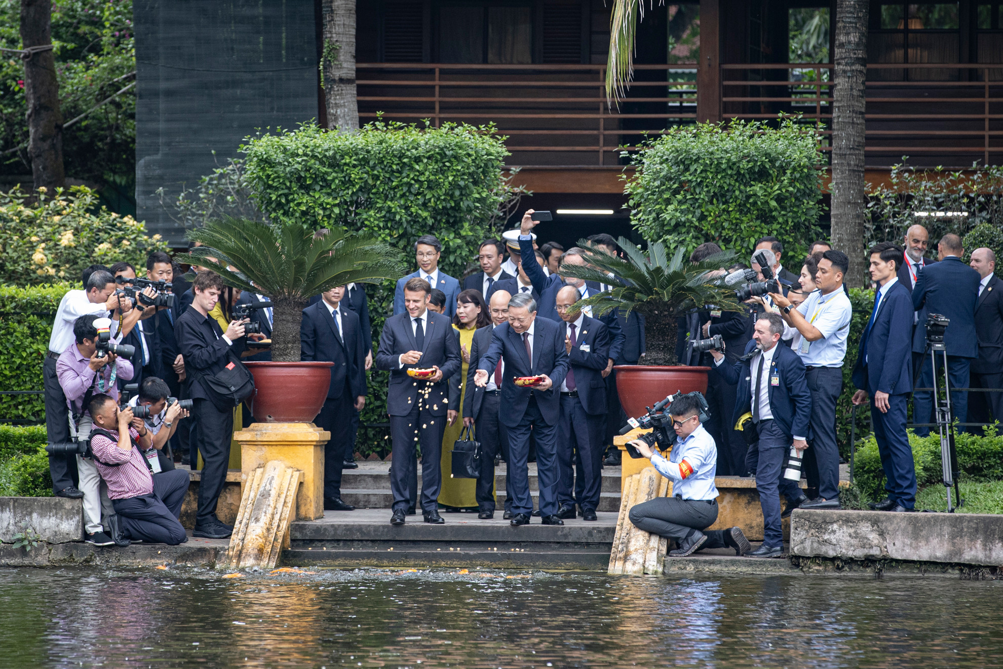 Tổng Bí thư Tô Lâm và Tổng thống Pháp Emmanuel Macron cho cá ăn tại Ao cá Bác Hồ.