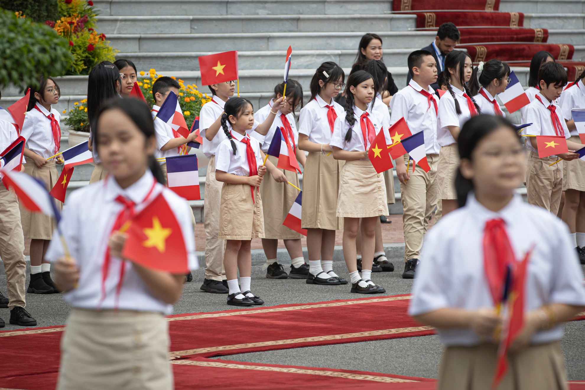 Thiếu nhi Thủ đô chào đón Tổng thống Pháp Emmanuel Macron.