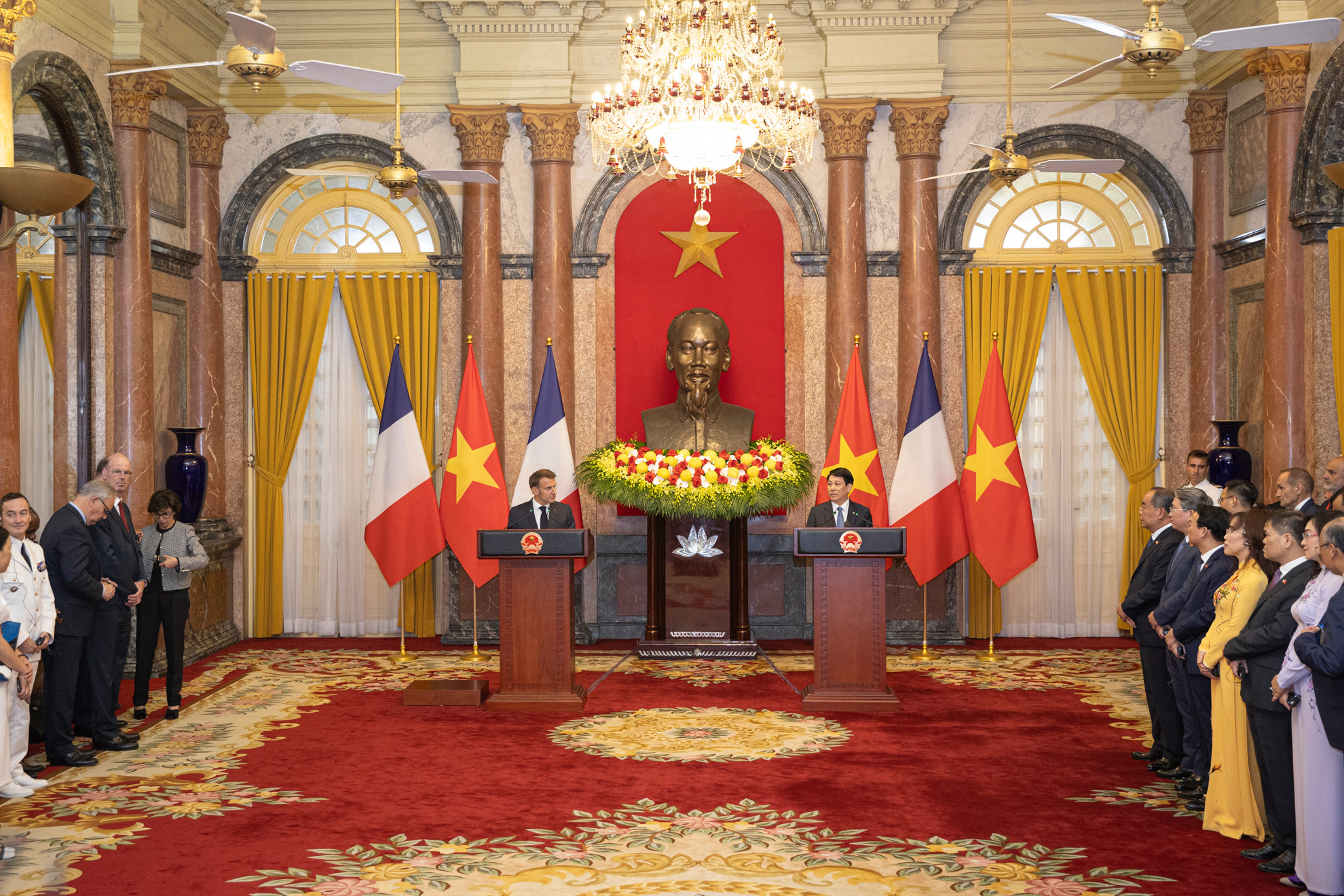 Ngay sau Lễ trao đổi văn kiện Việt Nam-Pháp, Chủ tịch nước Lương Cường và Tổng thống Pháp Emmanuel Macron có buổi gặp gỡ báo chí tại Phủ Chủ tịch.