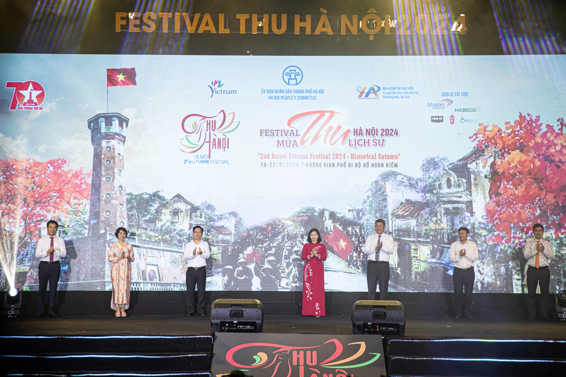Các đại biểu ấn nút khai mạc Festival Thu Hà Nội năm 2024.