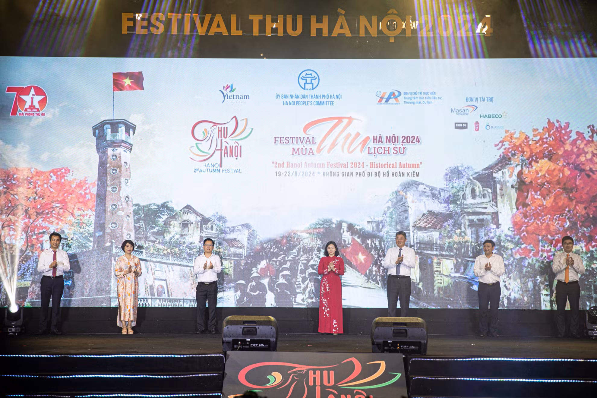 Các đại biểu ấn nút khai mạc Festival Thu Hà Nội năm 2024.