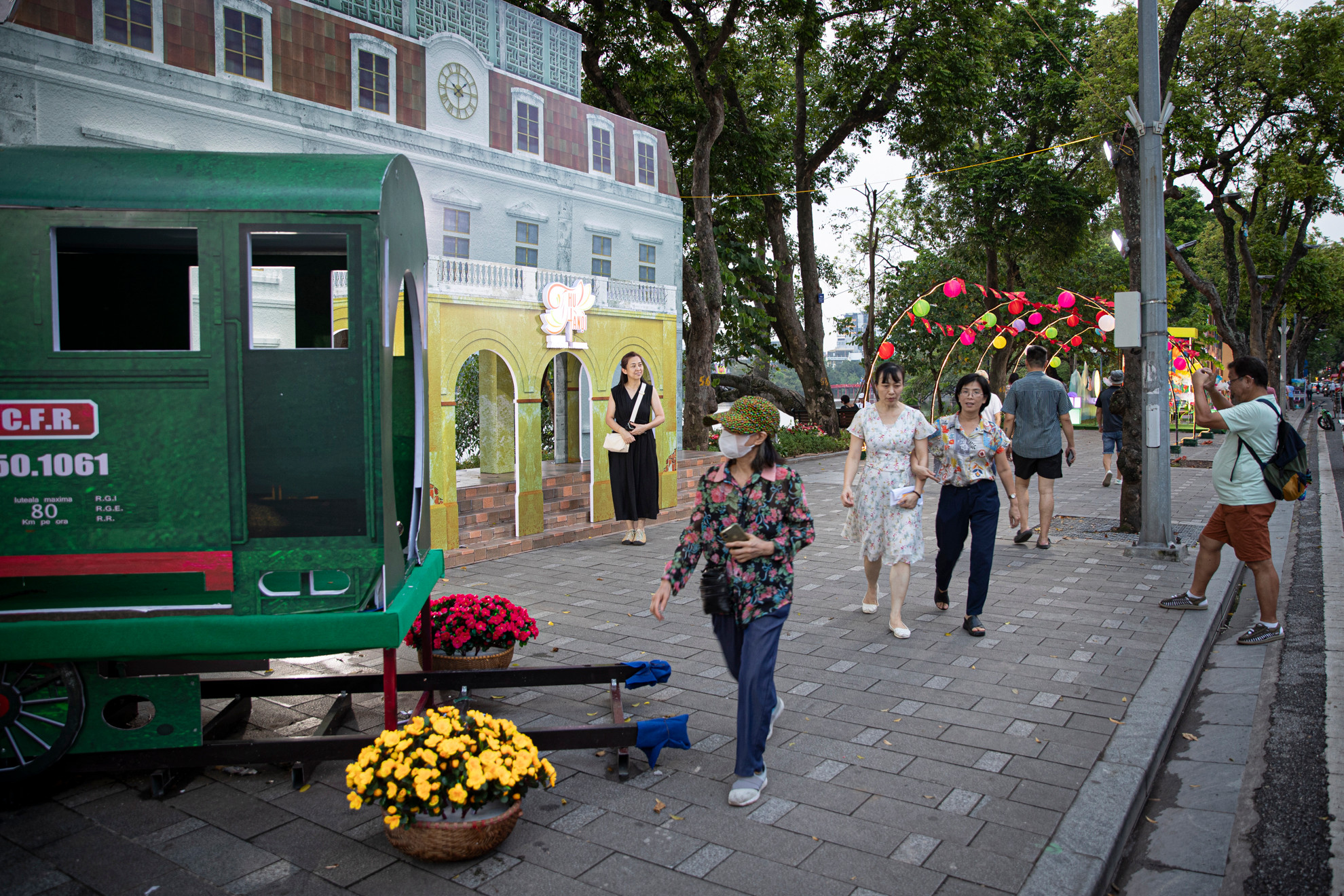 Chương trình Festival Thu Hà Nội năm 2024 bao gồm nhiều nội dung phong phú, đặc sắc: Mô hình Cổng chào tái hiện hình ảnh Hà Nội nhộn nhịp trong rừng cờ hoa chào đón đoàn quân chiến thắng trở về, mô hình “Cột cờ Hà Nội”, “Ga Hàng Cỏ - Chuyến tàu lịch sử”, “Ô Quan Chưởng”… được sắp đặt, dàn dựng thành các không gian trưng bày, tiểu cảnh.