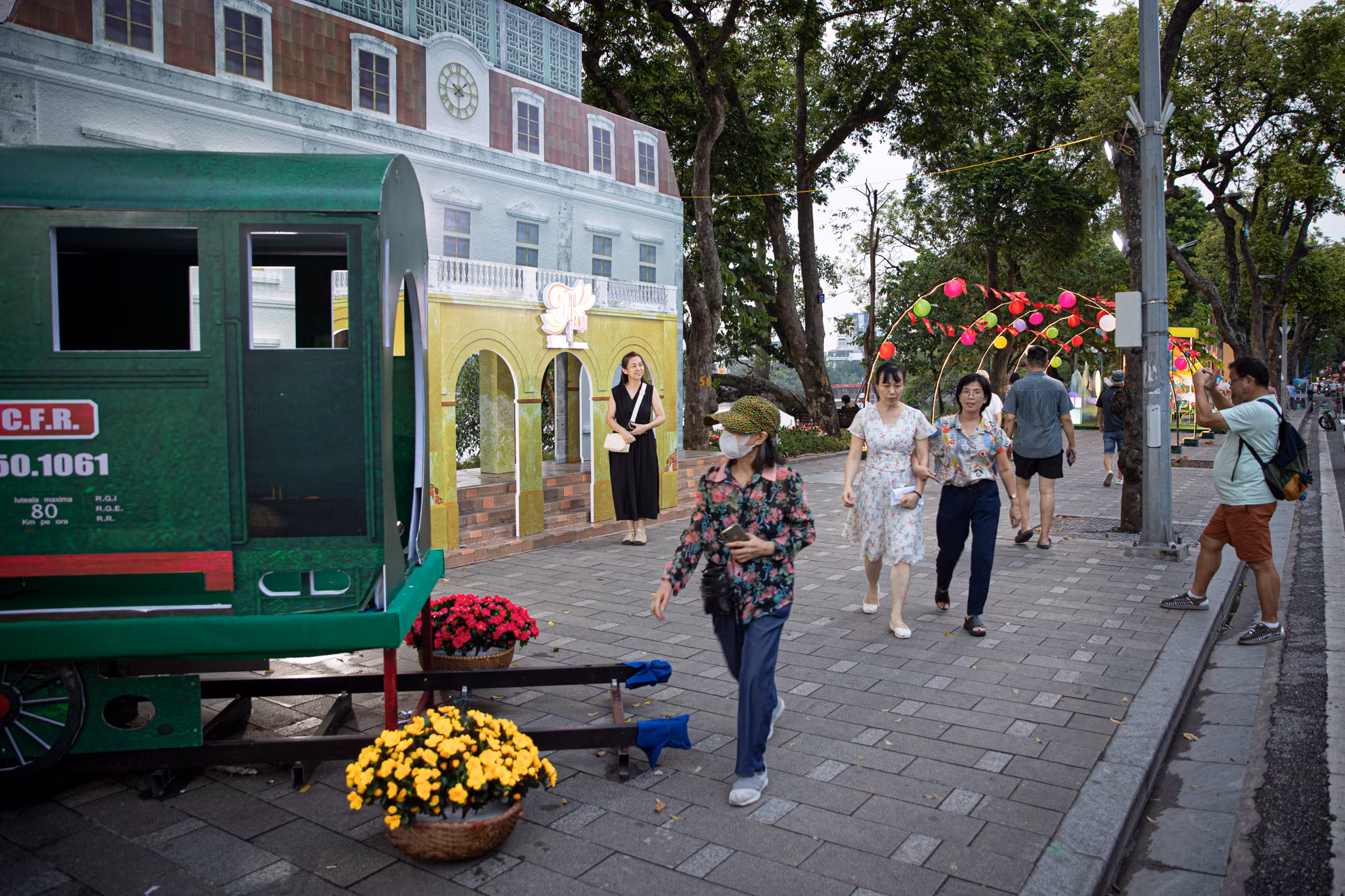 Chương trình Festival Thu Hà Nội năm 2024 bao gồm nhiều nội dung phong phú, đặc sắc: Mô hình Cổng chào tái hiện hình ảnh Hà Nội nhộn nhịp trong rừng cờ hoa chào đón đoàn quân chiến thắng trở về, mô hình “Cột cờ Hà Nội”, “Ga Hàng Cỏ - Chuyến tàu lịch sử”, “Ô Quan Chưởng”… được sắp đặt, dàn dựng thành các không gian trưng bày, tiểu cảnh.