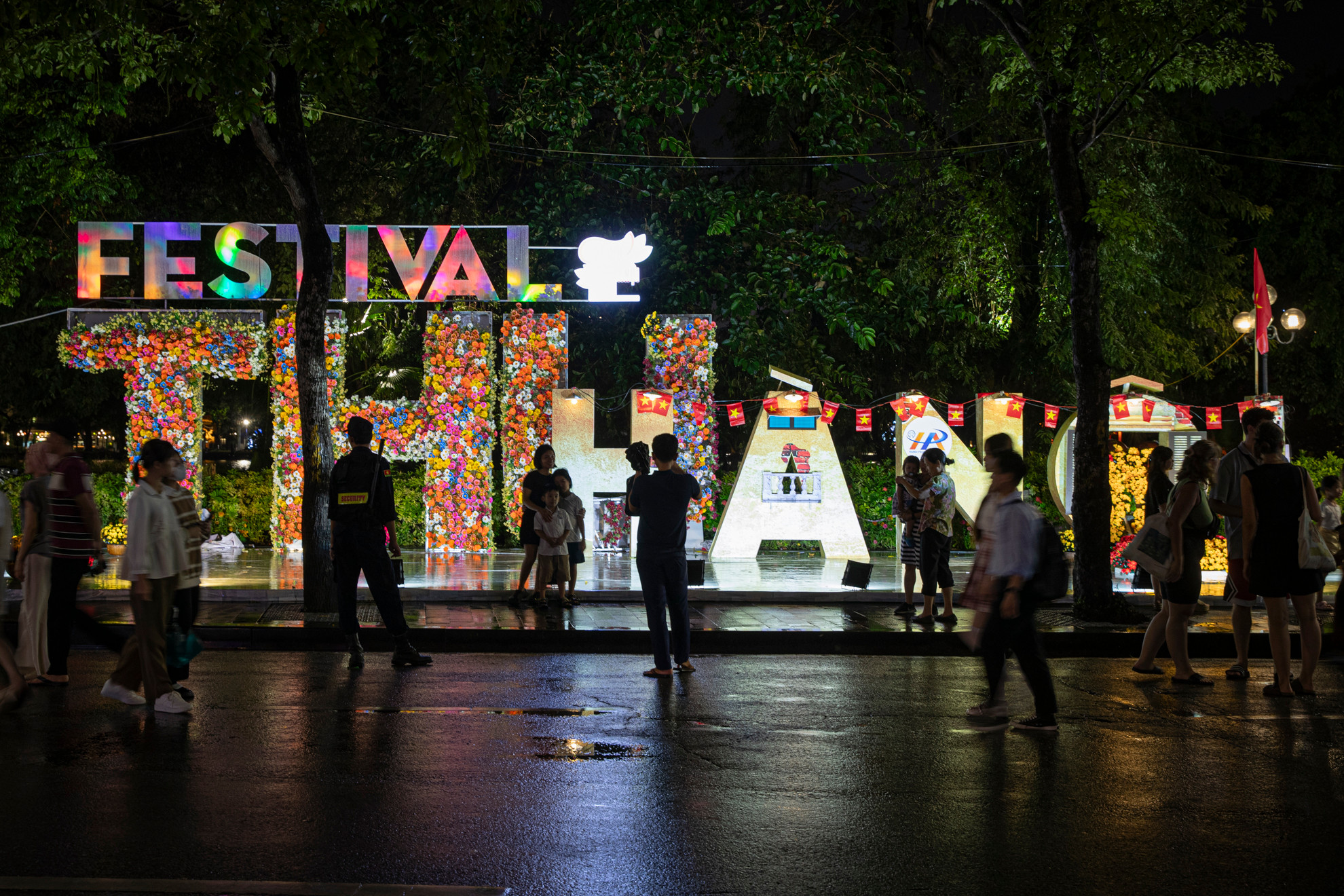 Bên cạnh đó còn có không gian giới thiệu ẩm thực Hà Nội tại khu vực Cung Thiếu Nhi - Phố Lý Thái Tổ với các món ăn truyền thống.