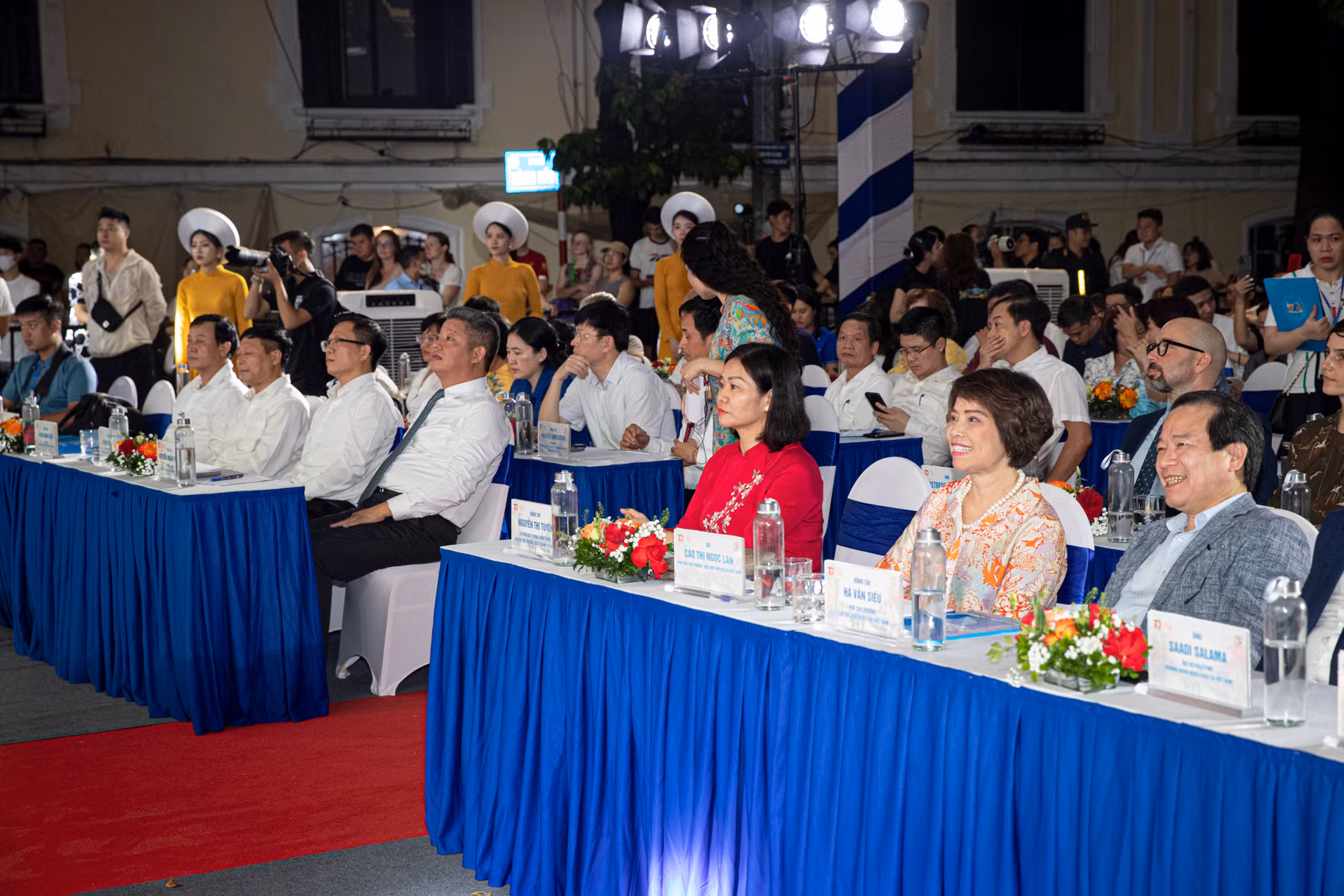 Phó Bí thư Thường trực Thành ủy Hà Nội Nguyễn Thị Tuyến cùng các đại biểu tham dự lễ khai mạc Festival Thu Hà Nội năm 2024.